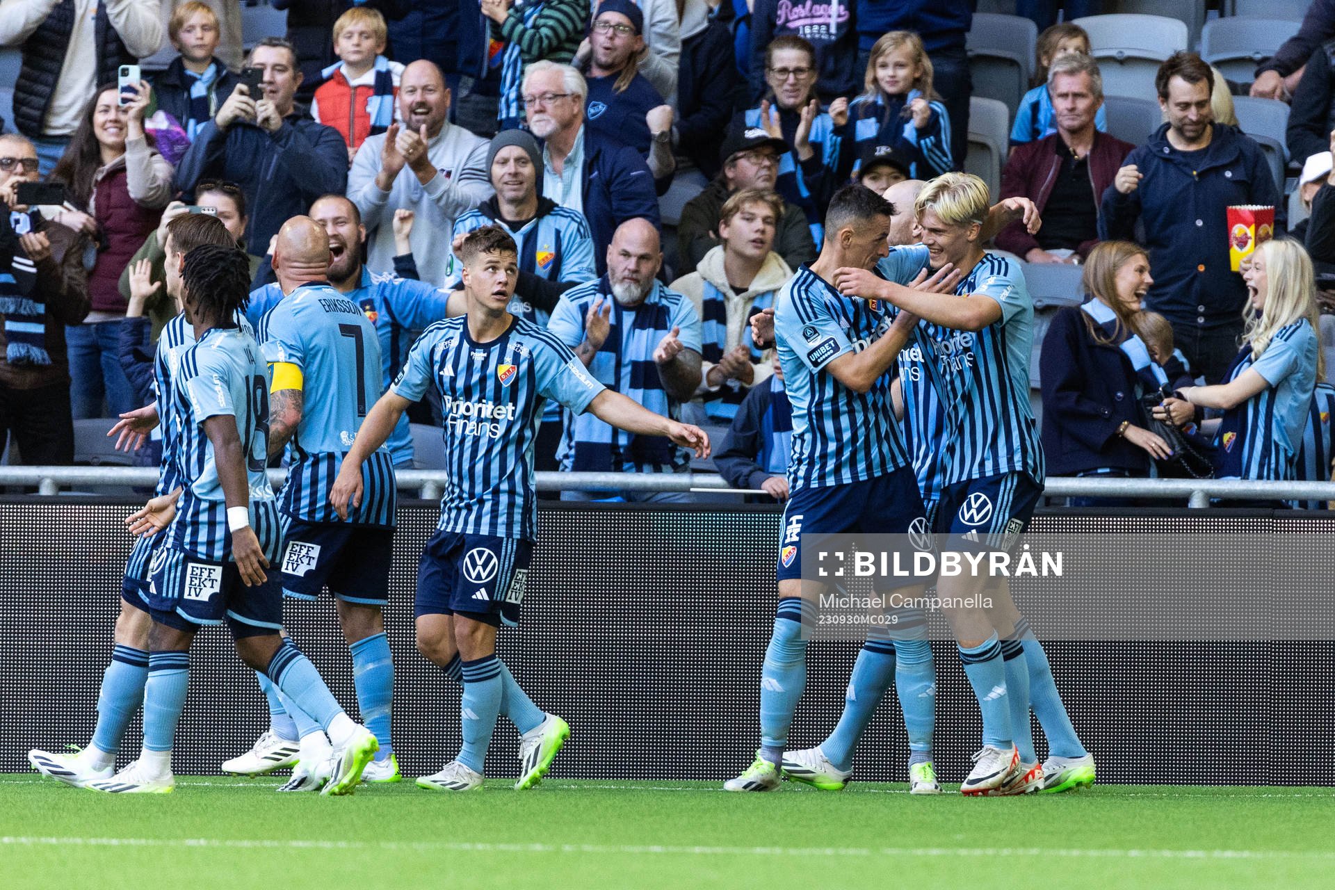 Djurgårdens Haris Radetinac jublar med Lucas Bergvall