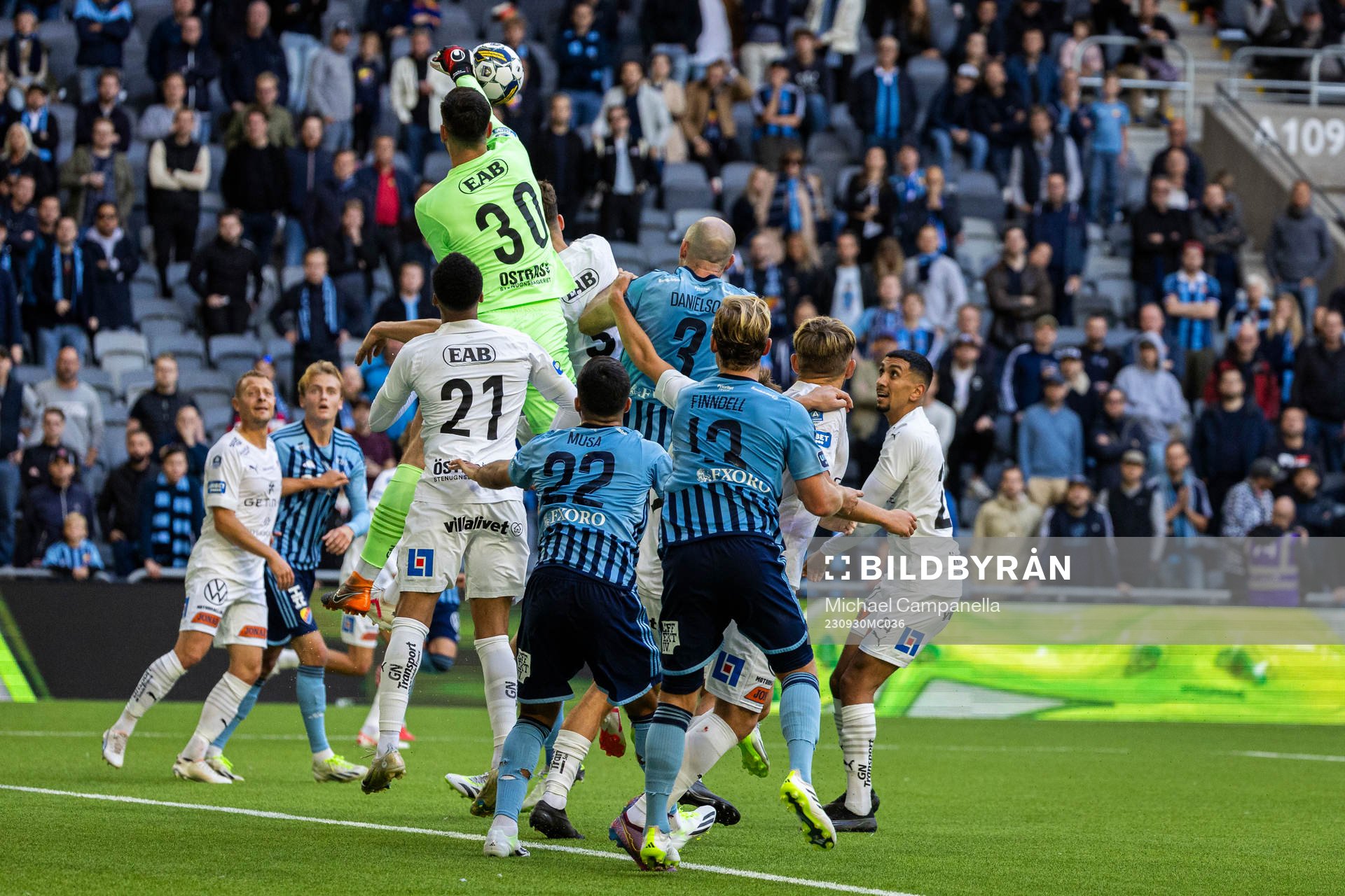 Halmstads målvakt Marko Johansson gör en räddning