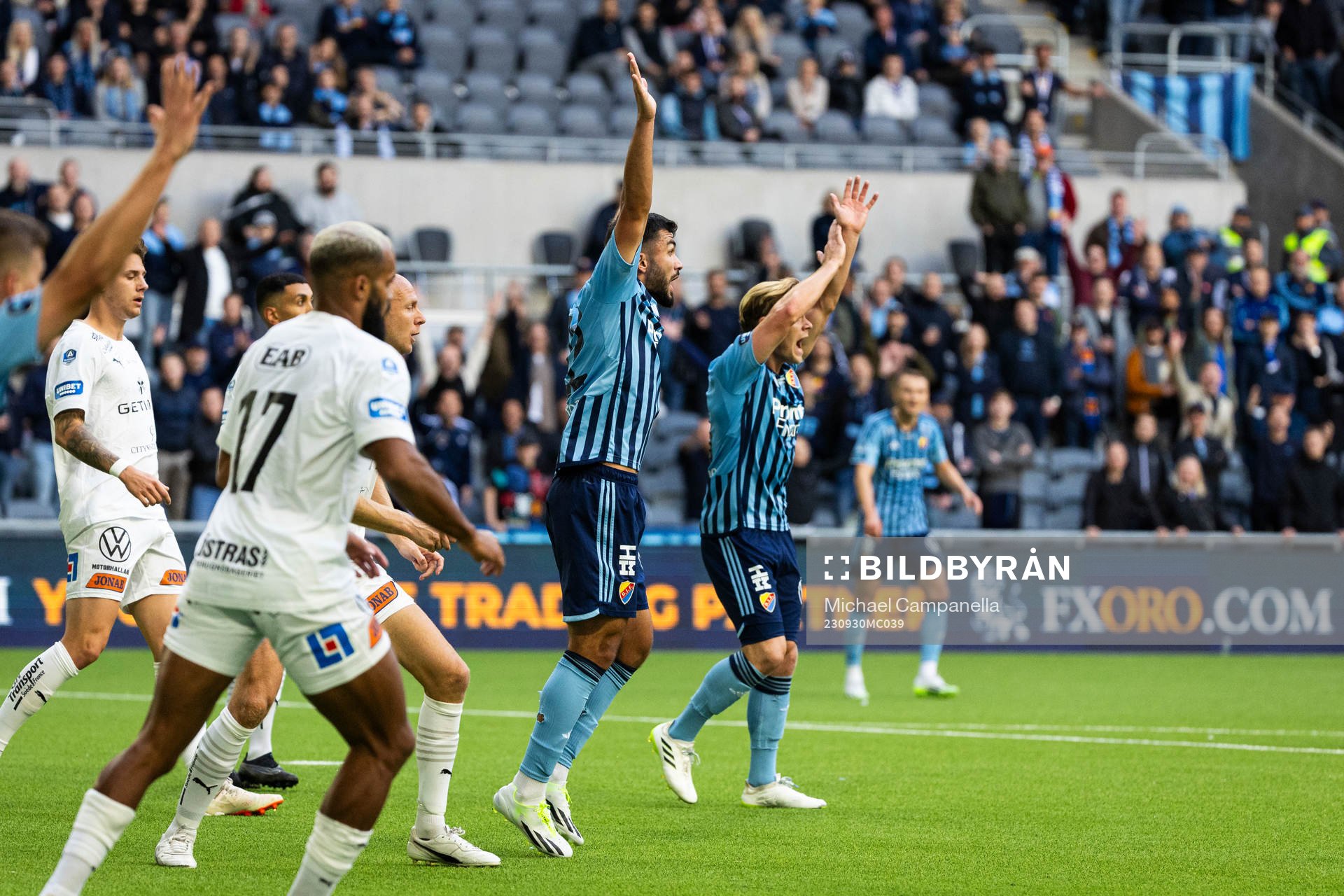 Djurgårdens Musa Gurbanli och Hampus Finndell under fotbollsmatchen i Allsvenskan mellan Djurgården och Halmstad den 30 september 2023 i Stockholm.