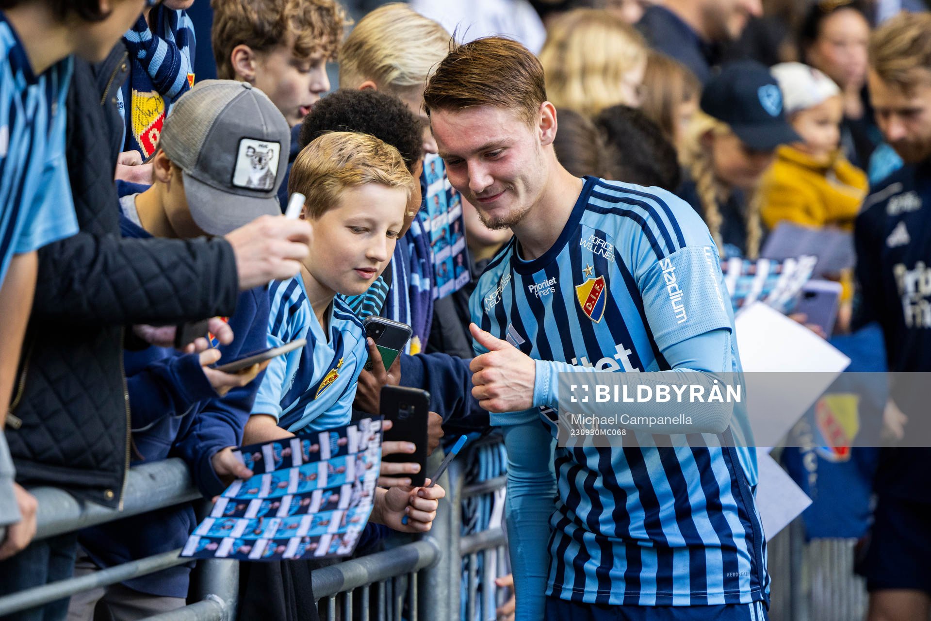 Djurgårdens Noel Milleskog med supportrar
