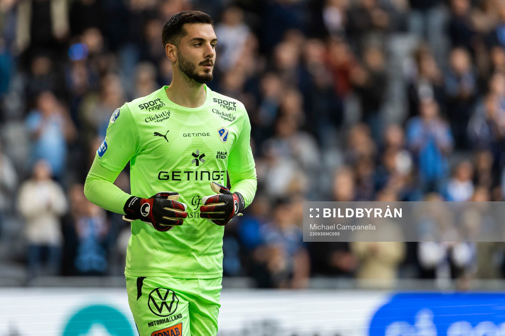 Halmstads målvakt Marko Johansson under fotbollsmatchen i Allsvenskan mellan Djurgården och Halmstad den 30 september 2023 i Stockholm.