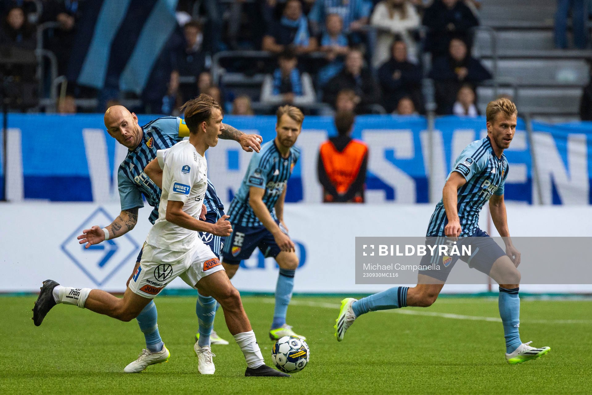 Halmstads Kazper Karlsson mot Djurgårdens Magnus Eriksson