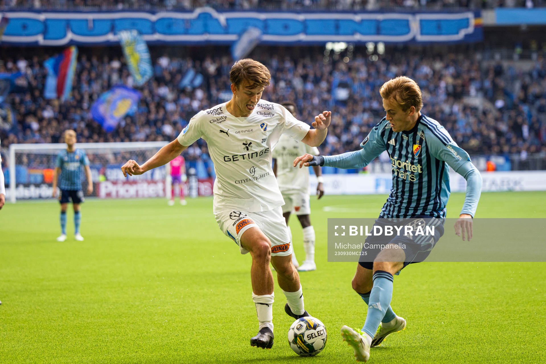 Halmstads Kazper Karlsson och Djurgårdens Oskar Fallenius under fotbollsmatchen i Allsvenskan mellan Djurgården och Halmstad den 30 september 2023 i Stockholm.