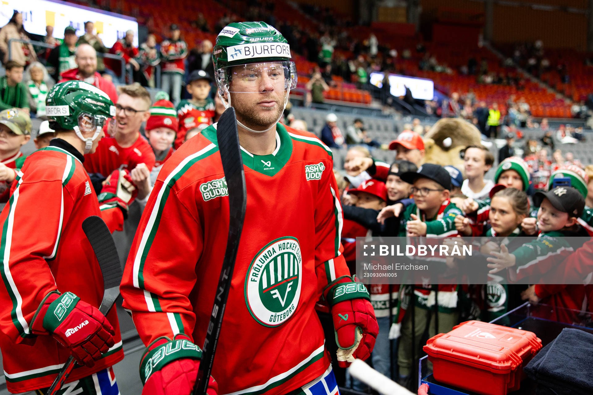 Frölundas Christian Folin innan ishockeymatchen i SHL