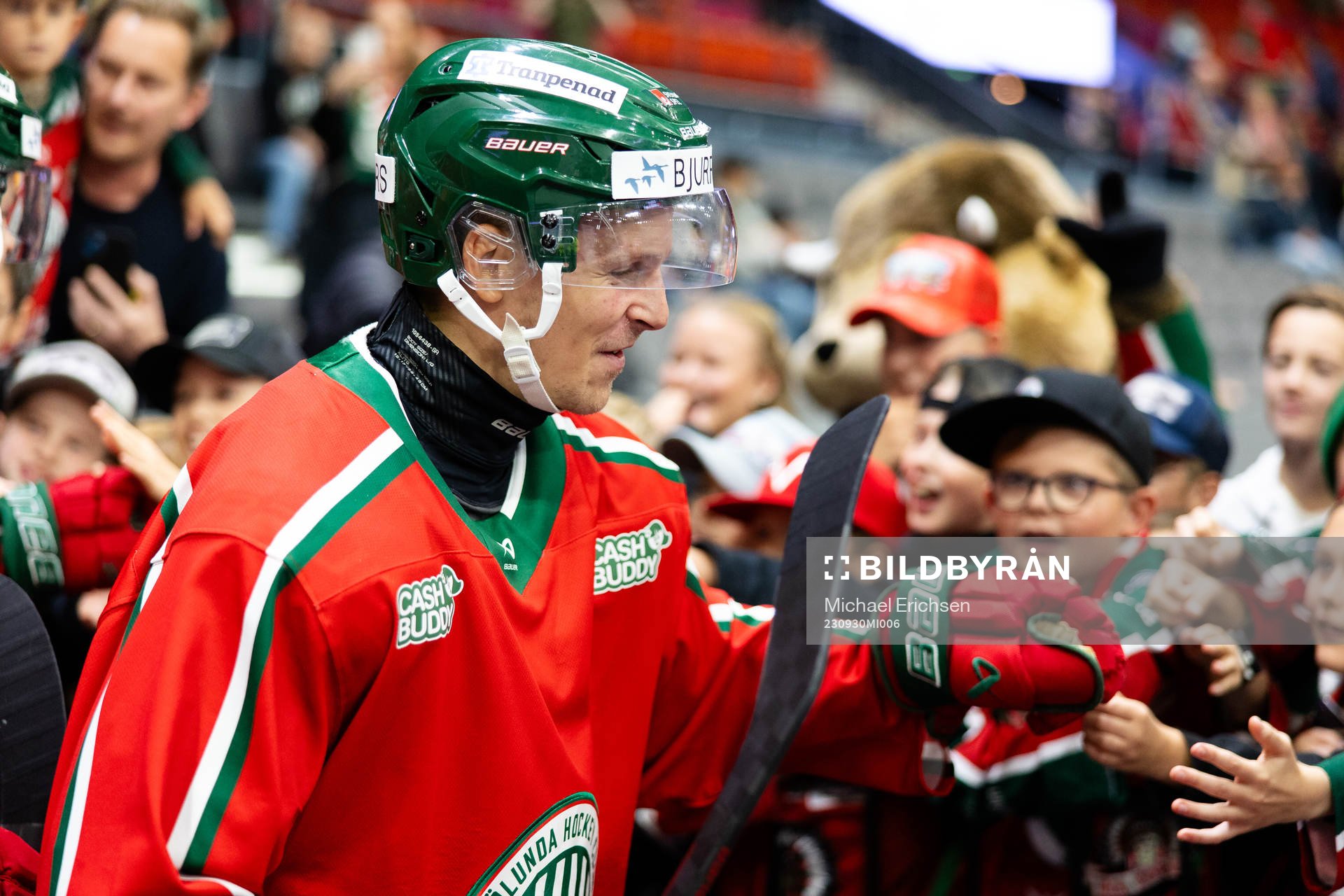 Frölundas Max Friberg hälsar på supportrar innan