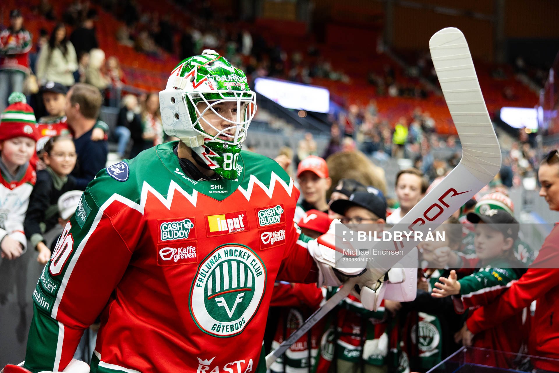 Frölundas målvakt Frederik Dichow  hälsar på supportrar