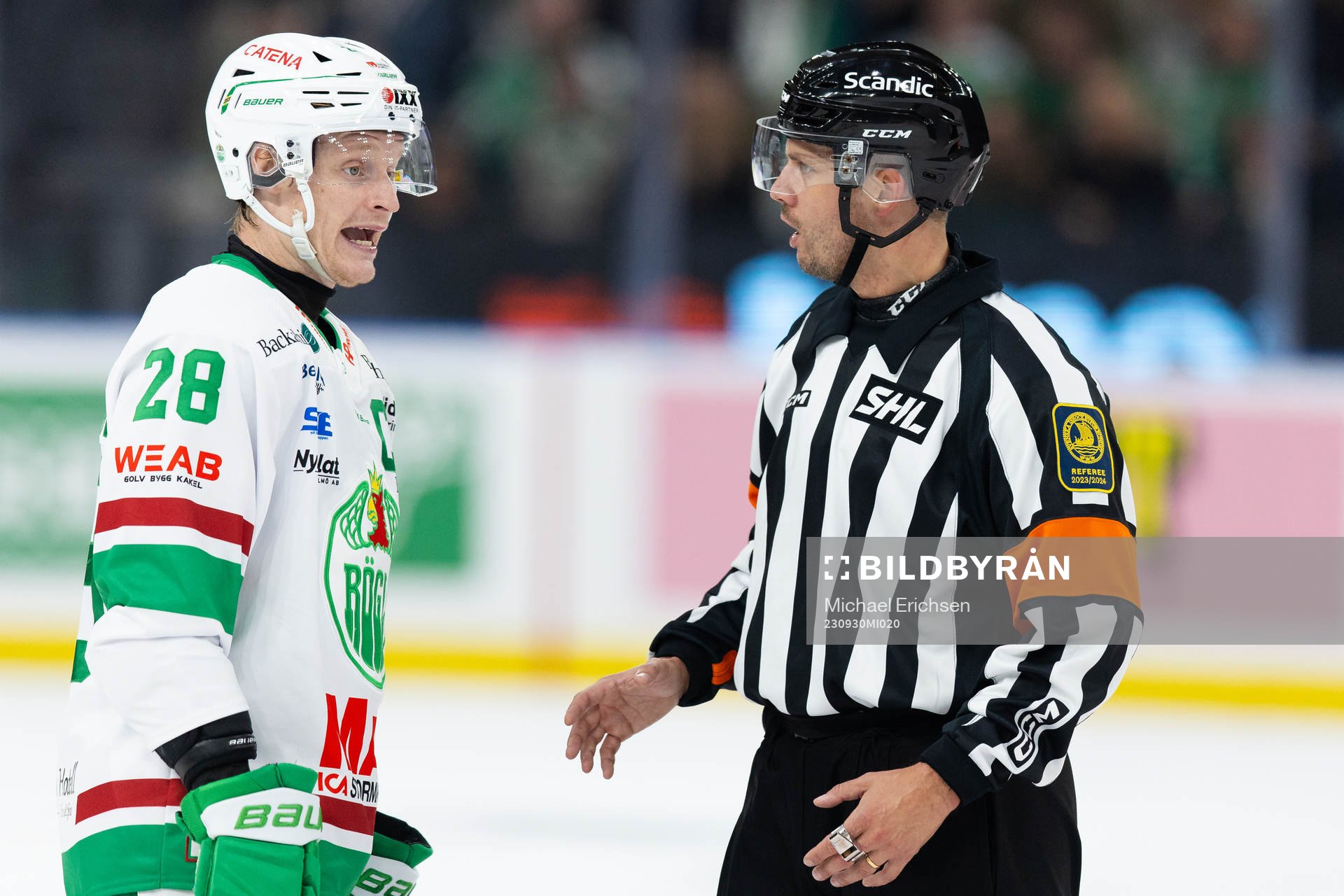 Rögles Anton Bengtsson och domare Johan Magnusson