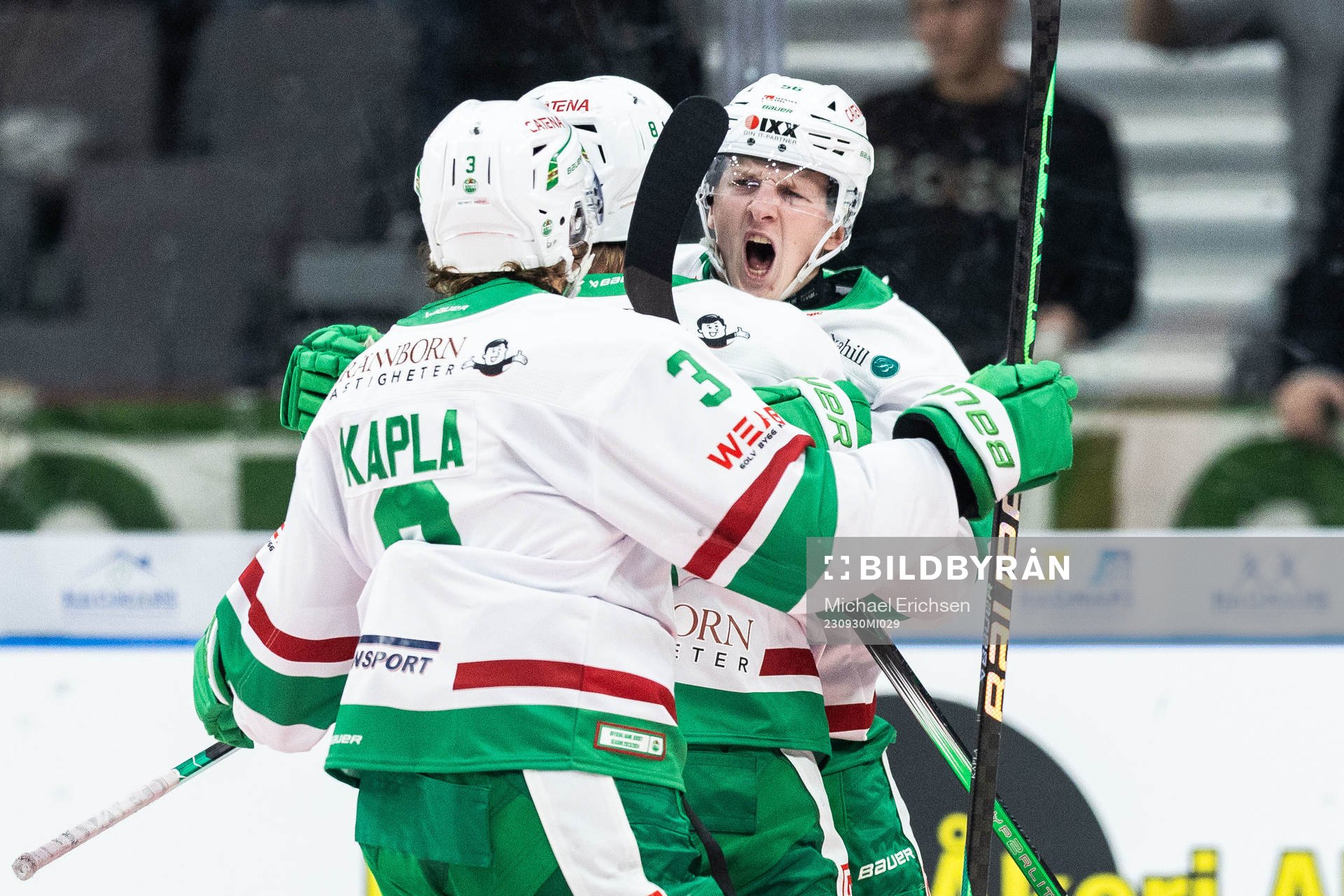 Rögles Adam Engström jublar med lagkamrater