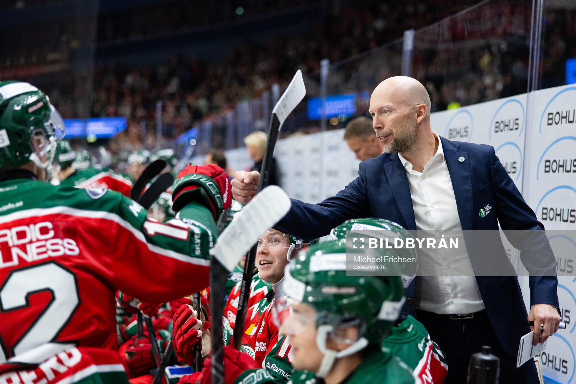 Frölundas Max Friberg jublar ihop med assisterande