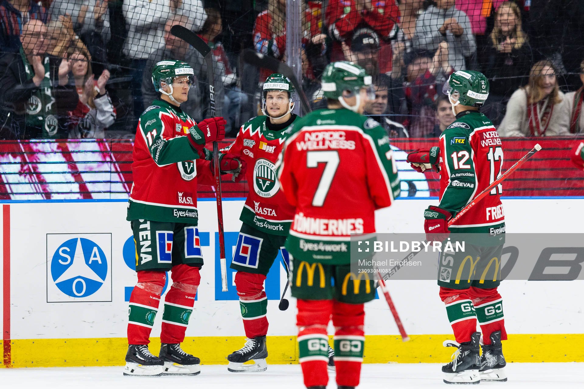 Frölundas Erik Borg jublar med lagkamrater