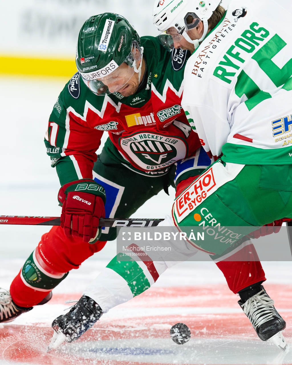 Frölundas Nicklas Lasu tekar mot Rögles Simon Ryfors