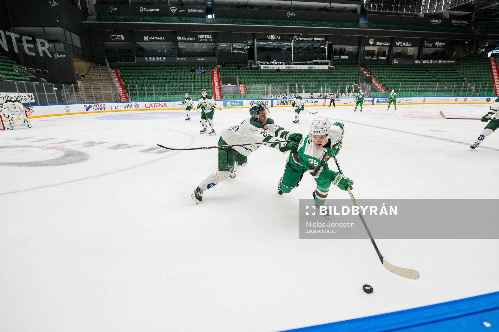 Färjestads Noel Styrenius och Rögles William Svensson