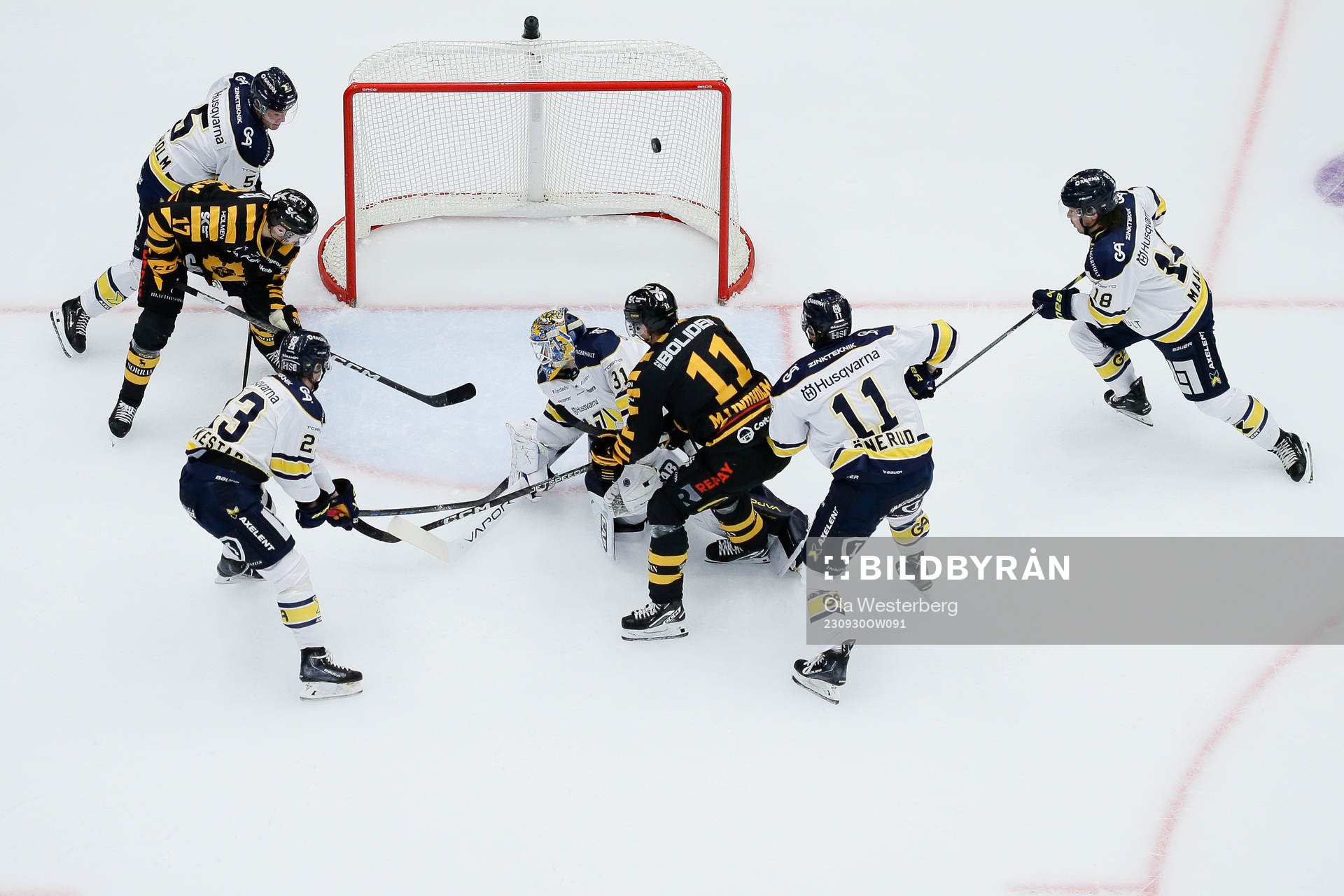 Skellefteås Max Lindholm gör 1-0 på HV71s målvakt Joni