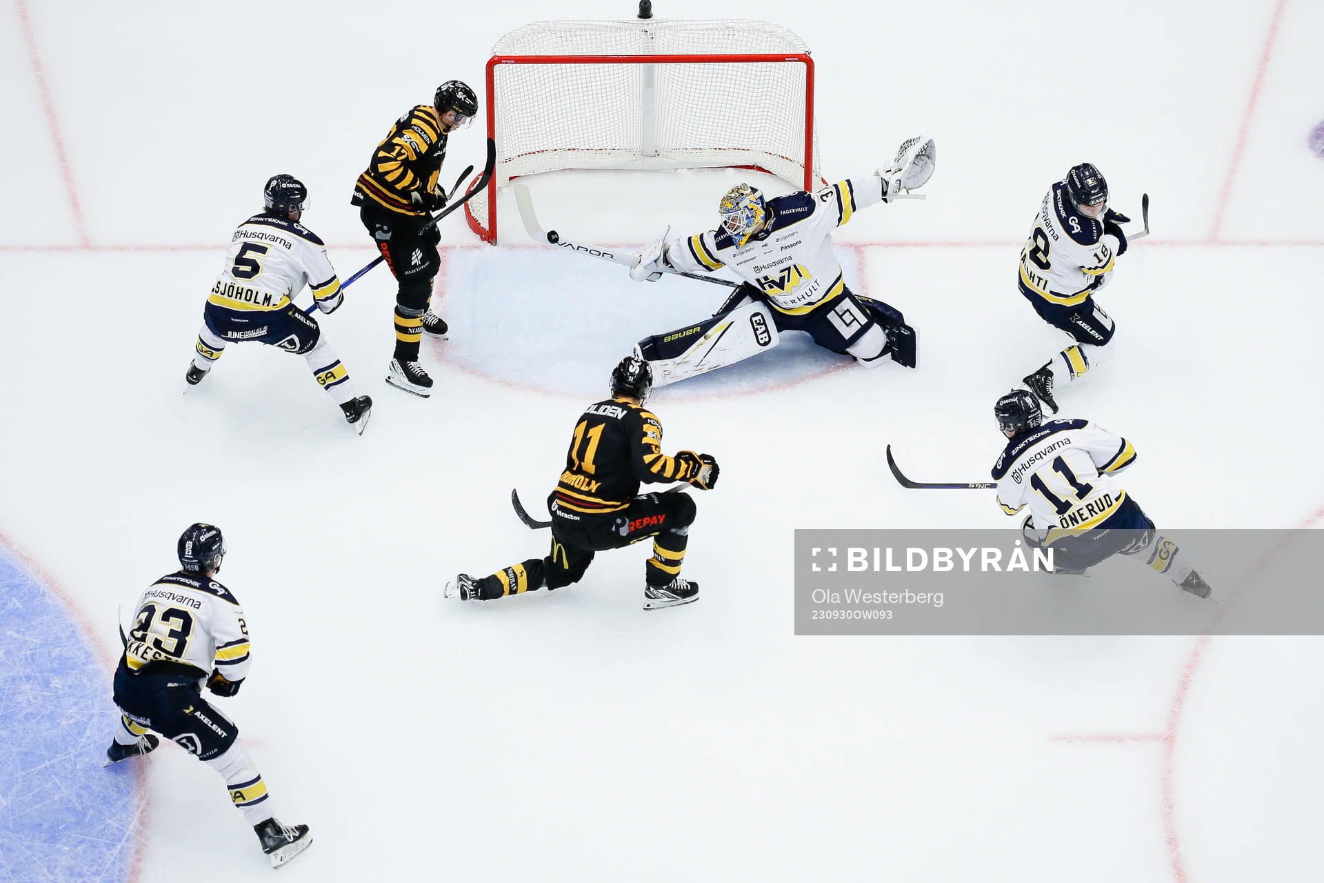 HV71s målvakt Joni Ortio räddar ett skott från