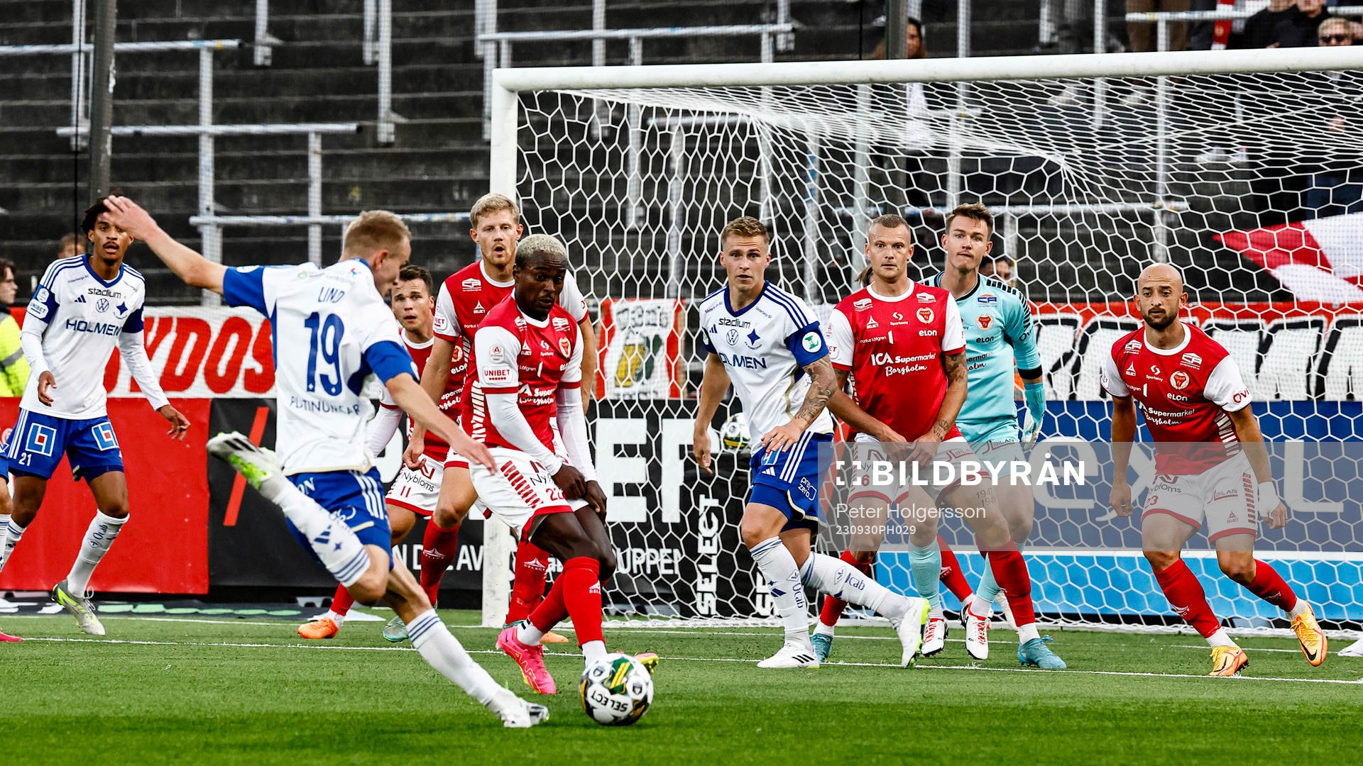 Skott av IFK Norrköpings Victor Stange Lind mot Kalmars