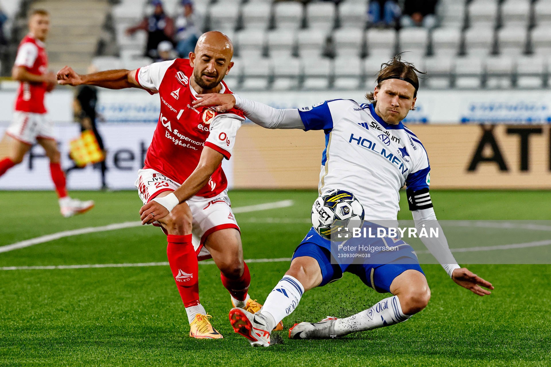 Kalmars Robert Gojani och IFK Norrköpings Arnor Traustason