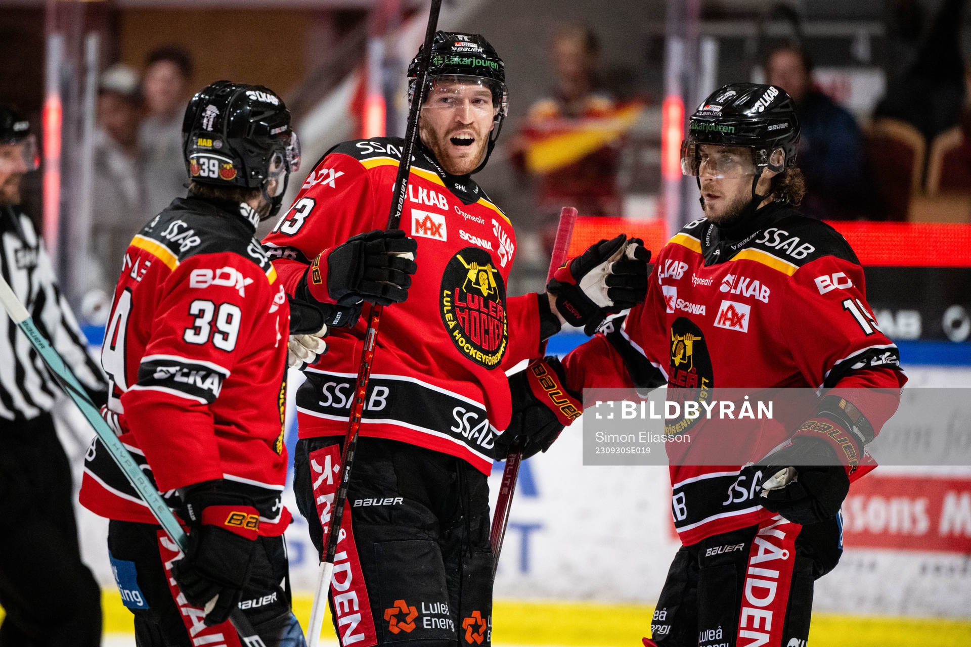 Luleås Oscar Eklind jublar med Mario Kempe och Pontus