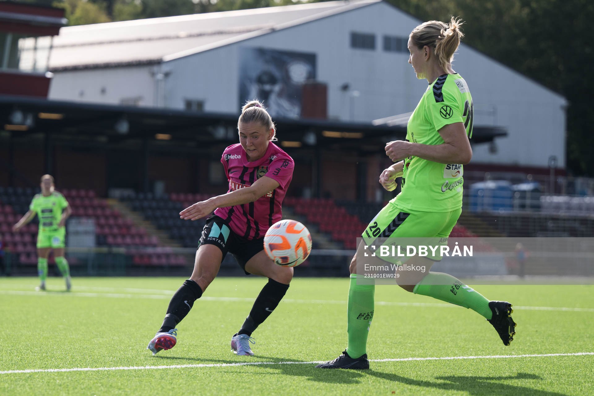 Brommapojkarnas Ellen Toivio och Kristianstads Mia Carlsson