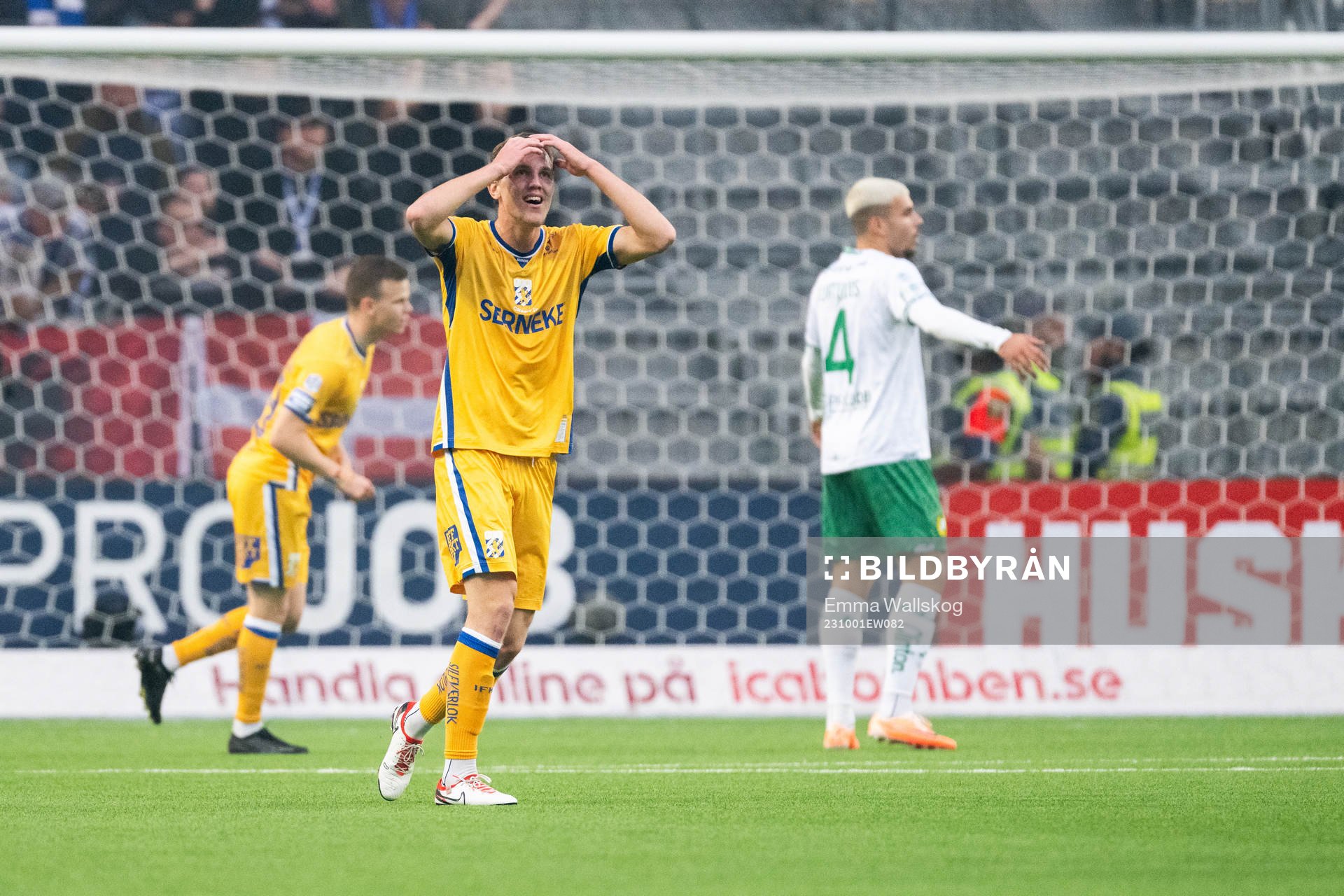 IFK Göteborgs Adam Carlén deppar