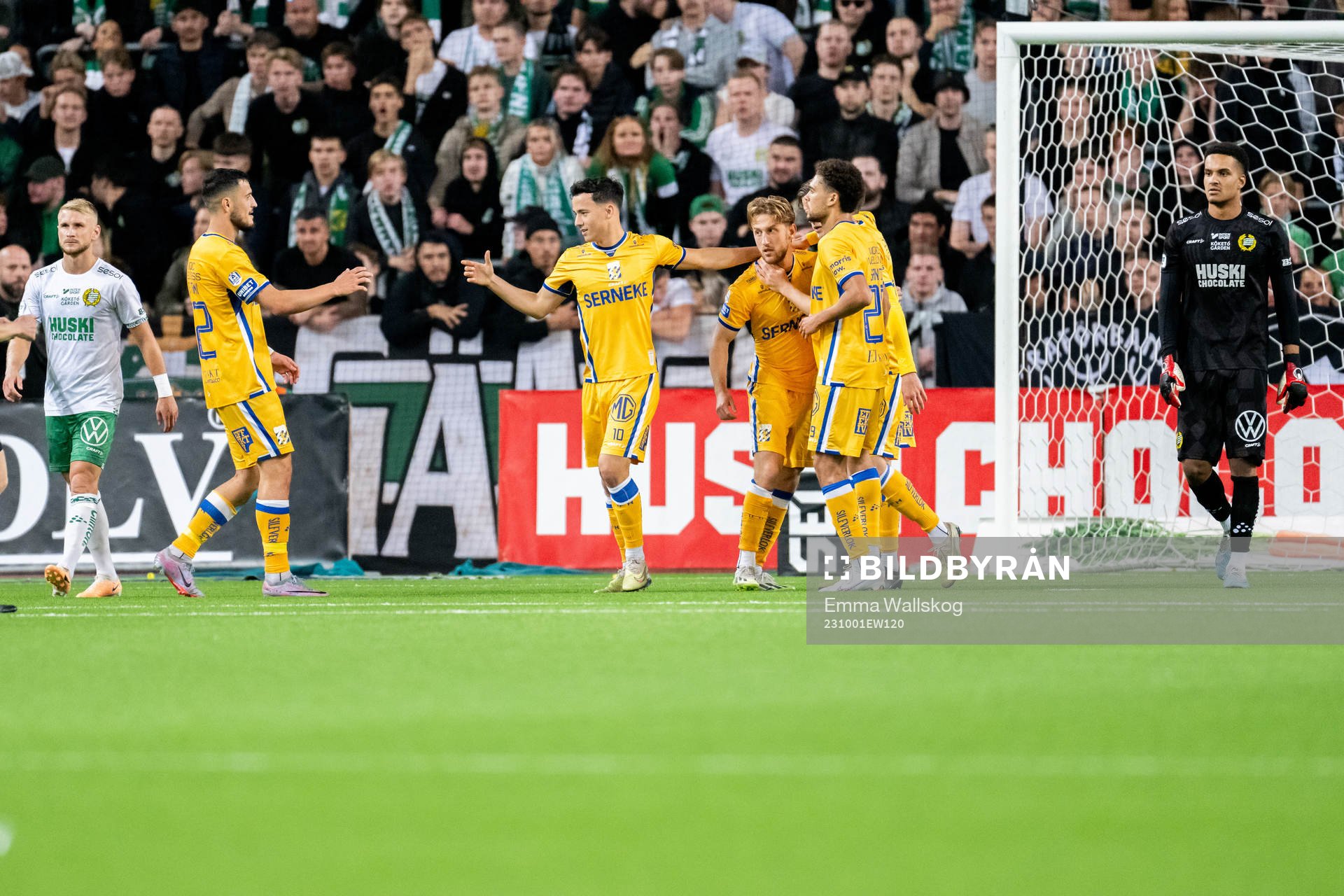 IFK Göteborgs Arbnor Mucolli jublar med lagkamrater