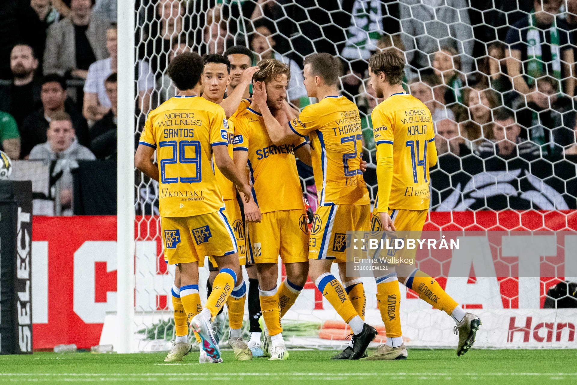 IFK Göteborgs Arbnor Mucolli jublar med lagkamrater