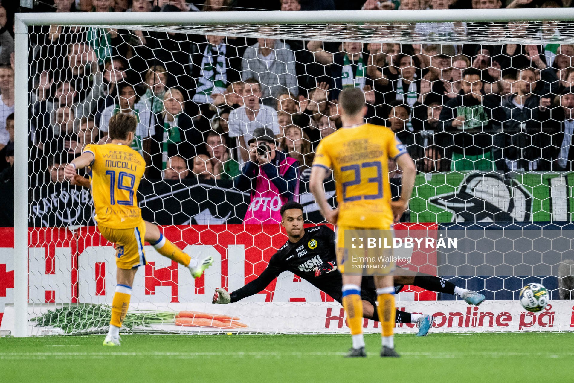 Hammarbys målvakt Oliver Dovin och IFK Göteborgs Arbnor