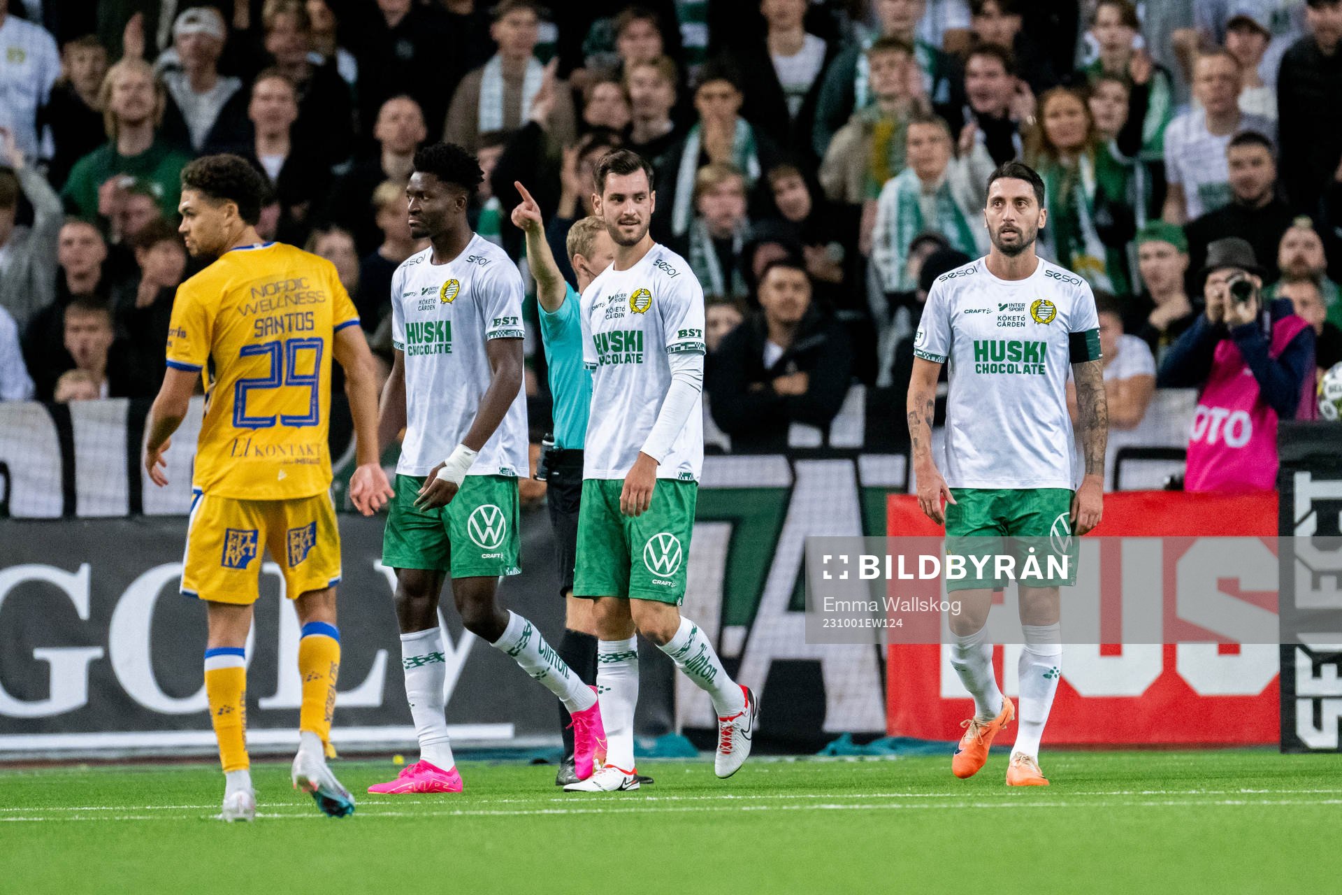 Hammarbys Adi Nalic och Nahir Besara deppar