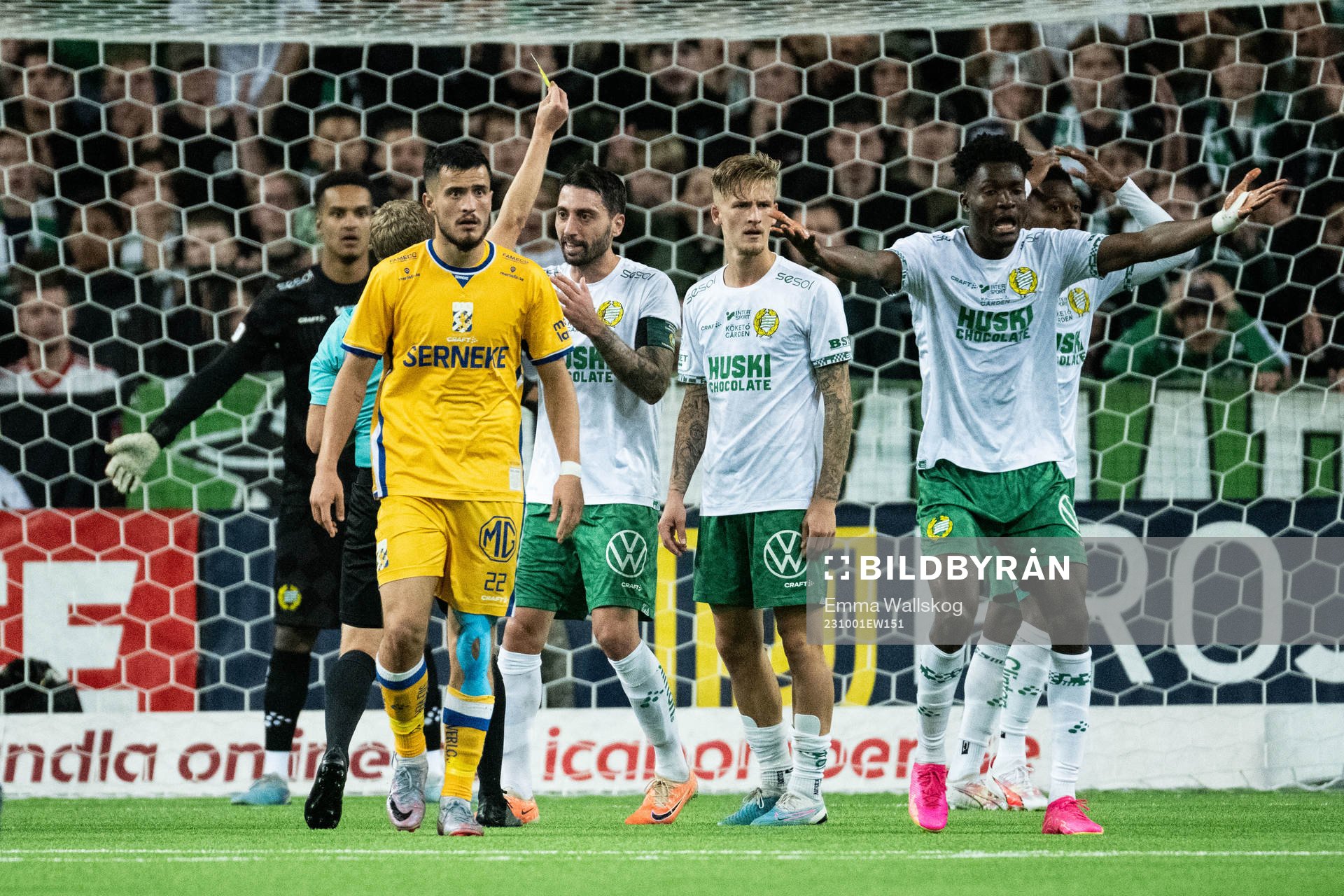 Hammarbys Fredrik Hammar tilldelas gult kort av Domare