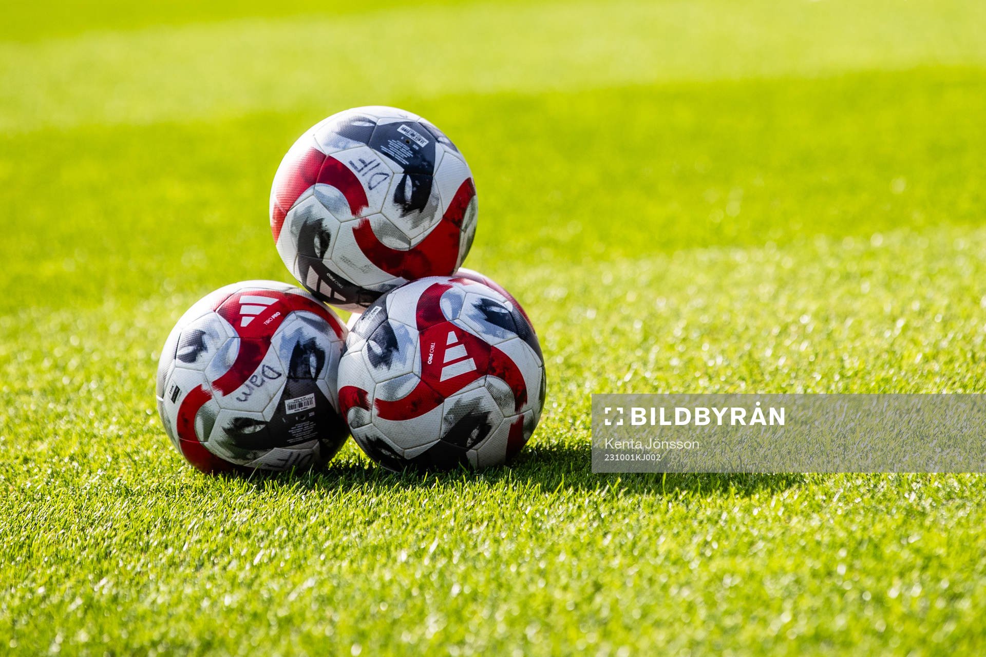 Fotbollar på naturgräs inför under fotbollsmatchen i Damallsvenskan mellan Djurgården och Kalmar den 1 oktober 2023 i Stockholm. 