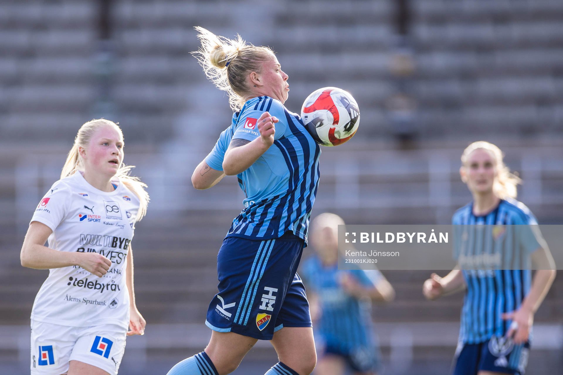 Djurgårdens Therese Åsland och Kalmars Fanny Nilsson