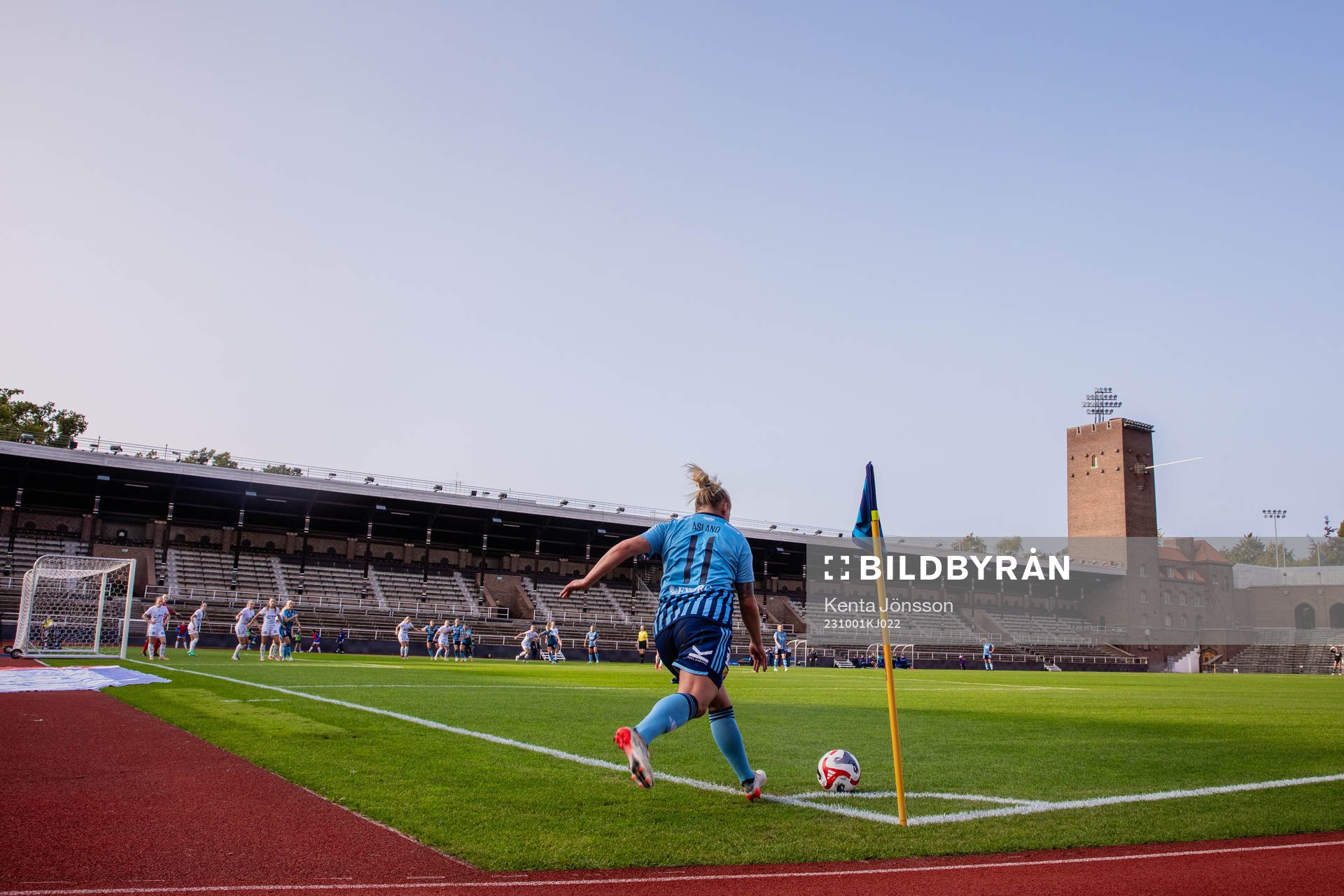 Djurgårdens Therese Åsland med en hörna