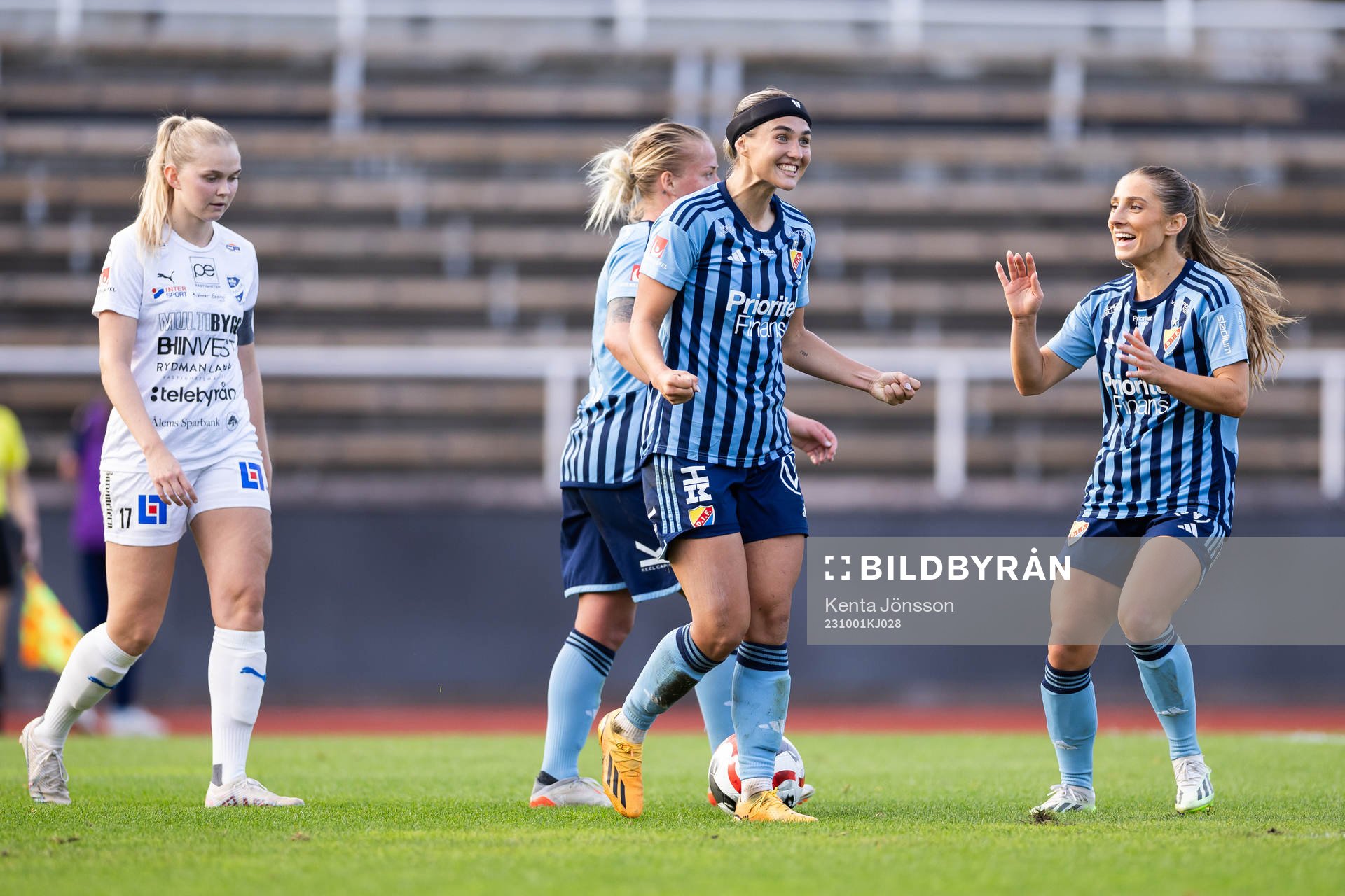 Djurgårdens Lova Lundin och Tilde Lindwall jublar efter 4-0 under fotbollsmatchen i Damallsvenskan mellan Djurgården och Kalmar den 1 oktober 2023 i Stockholm.