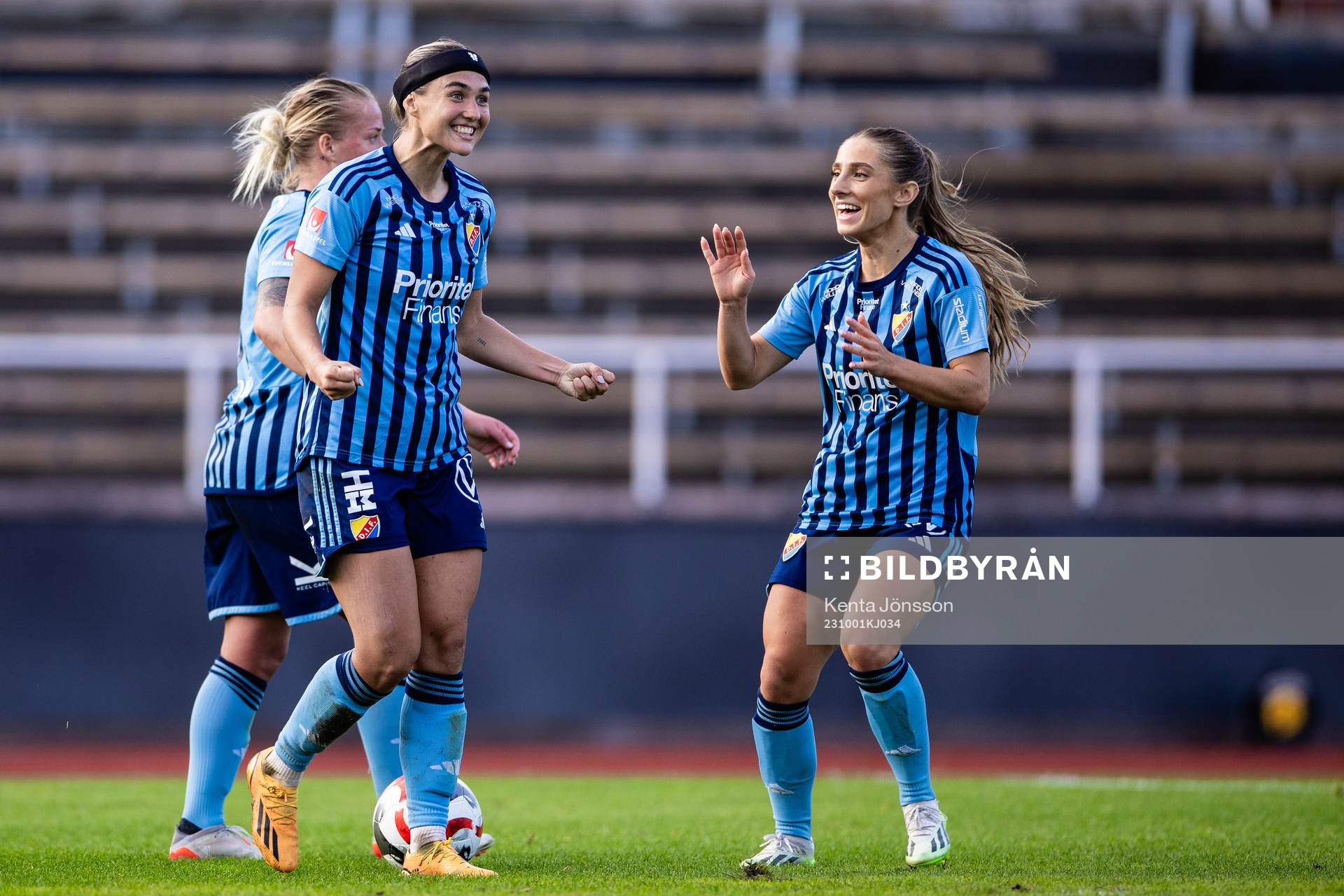Djurgårdens Lova Lundin och Tilde Lindwall jublar