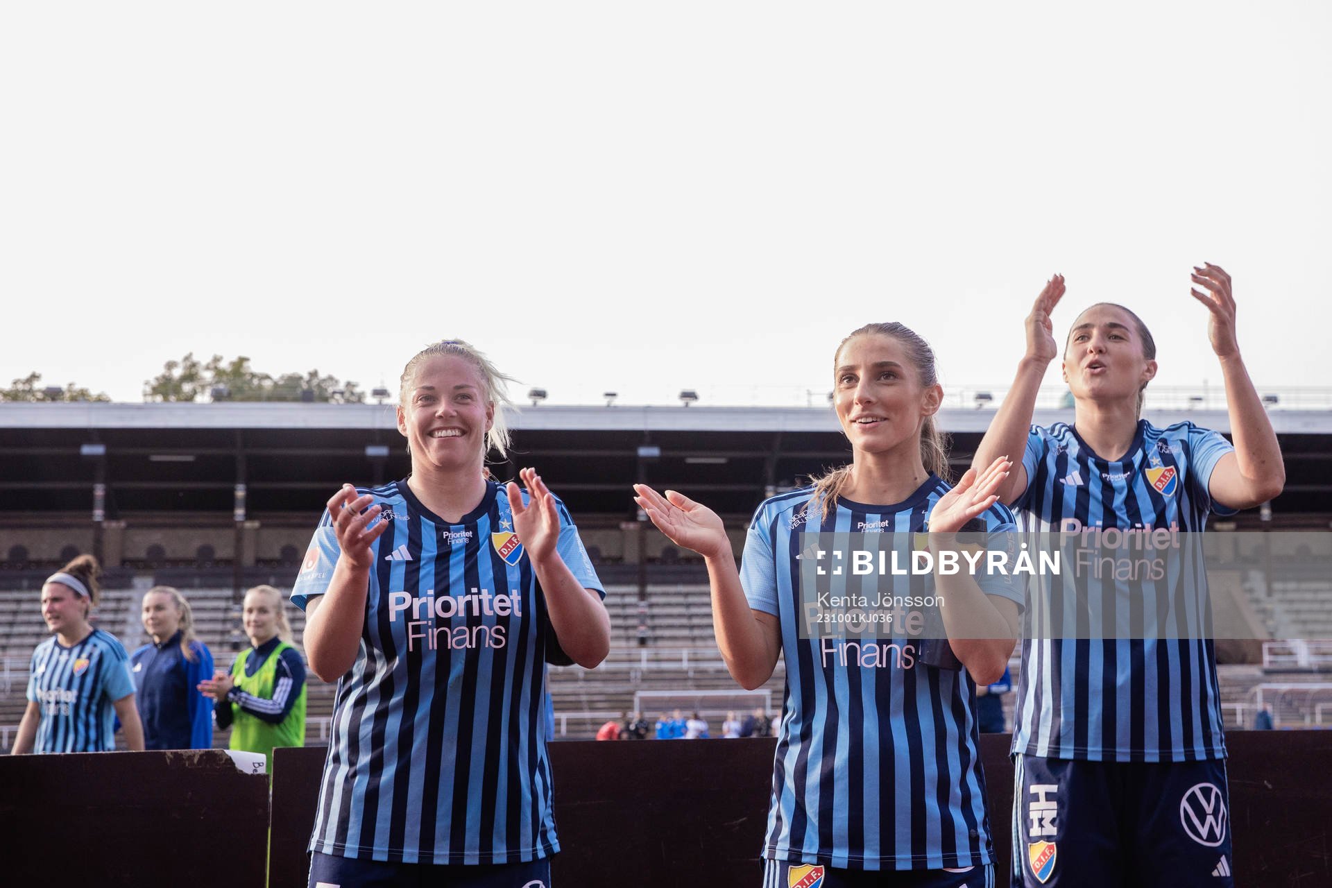 Djurgårdens Therese Åsland, Tilde Lindwall och Lova Lundin jublar efter fotbollsmatchen i Damallsvenskan mellan Djurgården och Kalmar den 1 oktober 2023 i Stockholm.