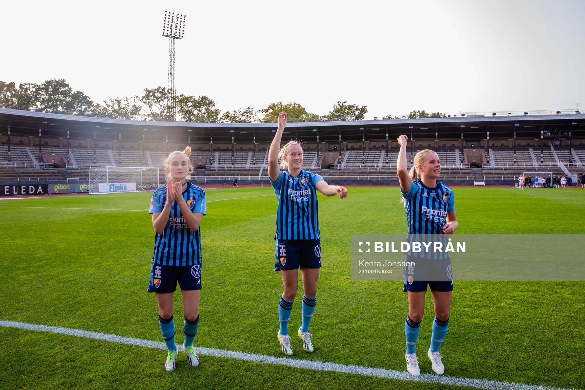 Djurgårdens Kamilla Lilhammer Karlsen, Sanna Kullberg och Nellie Lilja jublar efter fotbollsmatchen i Damallsvenskan mellan Djurgården och Kalmar den 1 oktober 2023 i Stockholm.