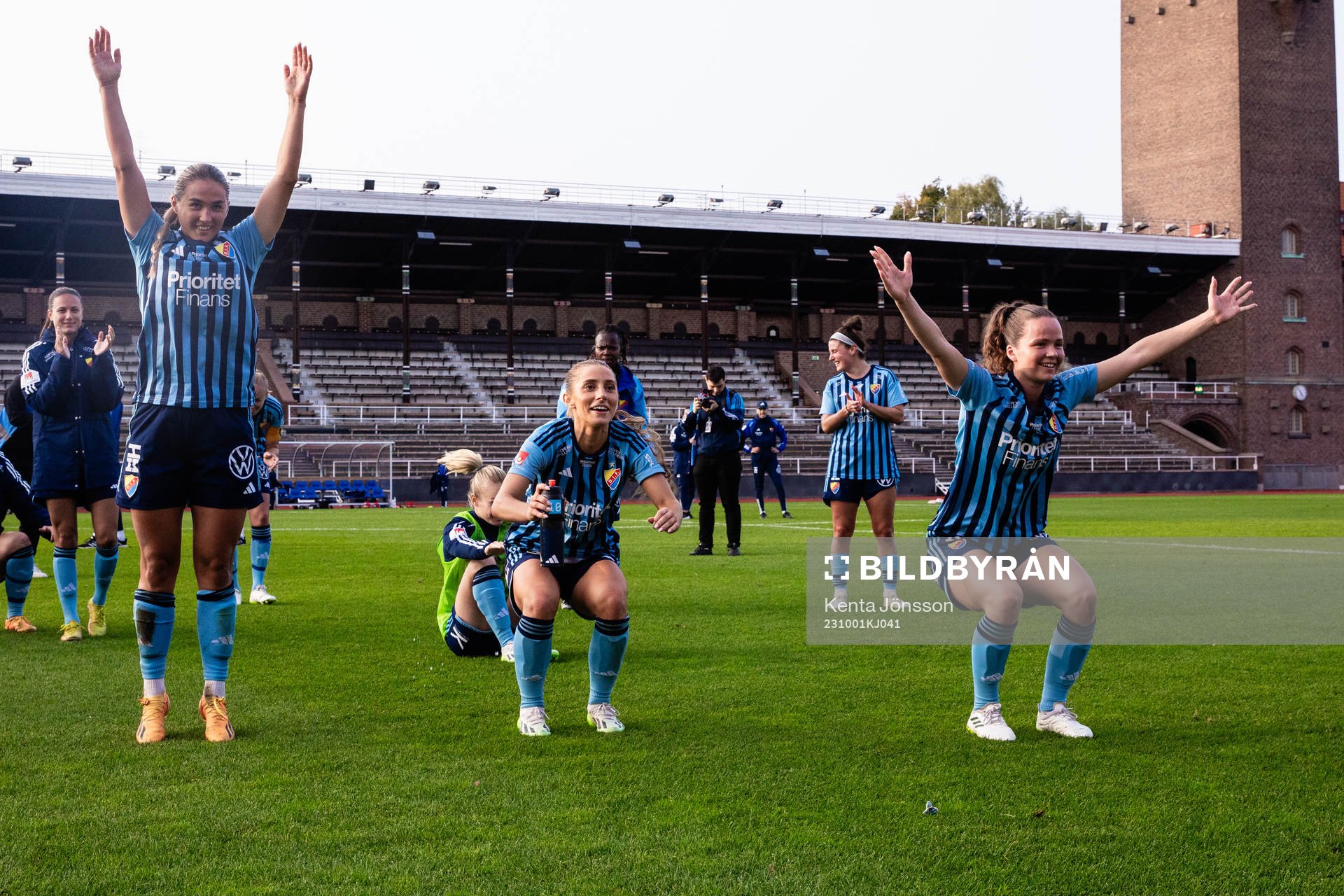 Djurgårdens Lova Lundin, Tilde Lindwall och Julia Walentowicz jublar efter fotbollsmatchen i Damallsvenskan mellan Djurgården och Kalmar den 1 oktober 2023 i Stockholm.
