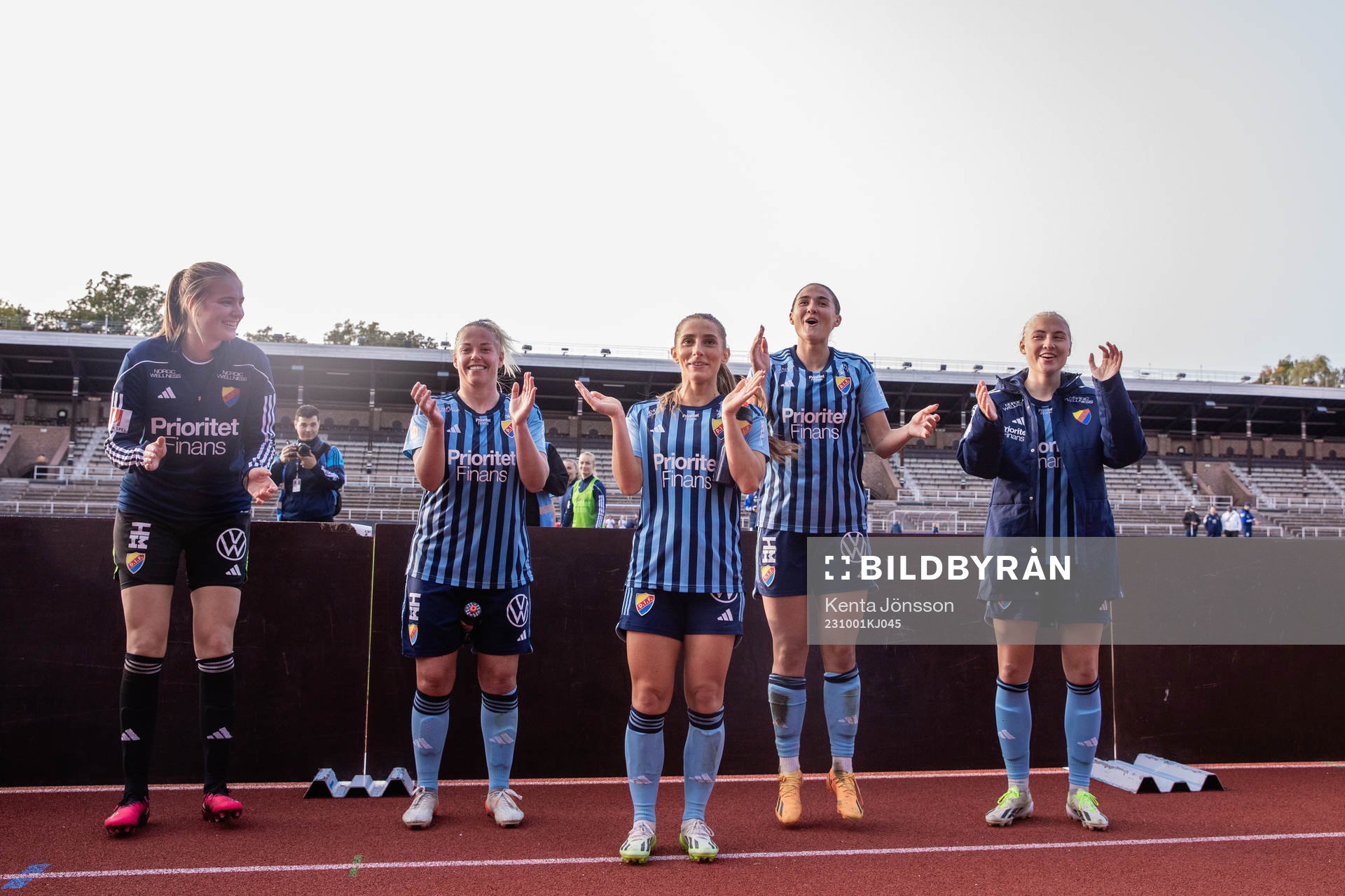 Djurgårdens målvakt Elvira Björklund, Therese Åsland, Tilde Lindwall, Lova Lundin och Stinalisa Johansson jublar efter fotbollsmatchen i Damallsvenskan mellan Djurgården och Kalmar den 1 oktober 2023 i Stockholm.