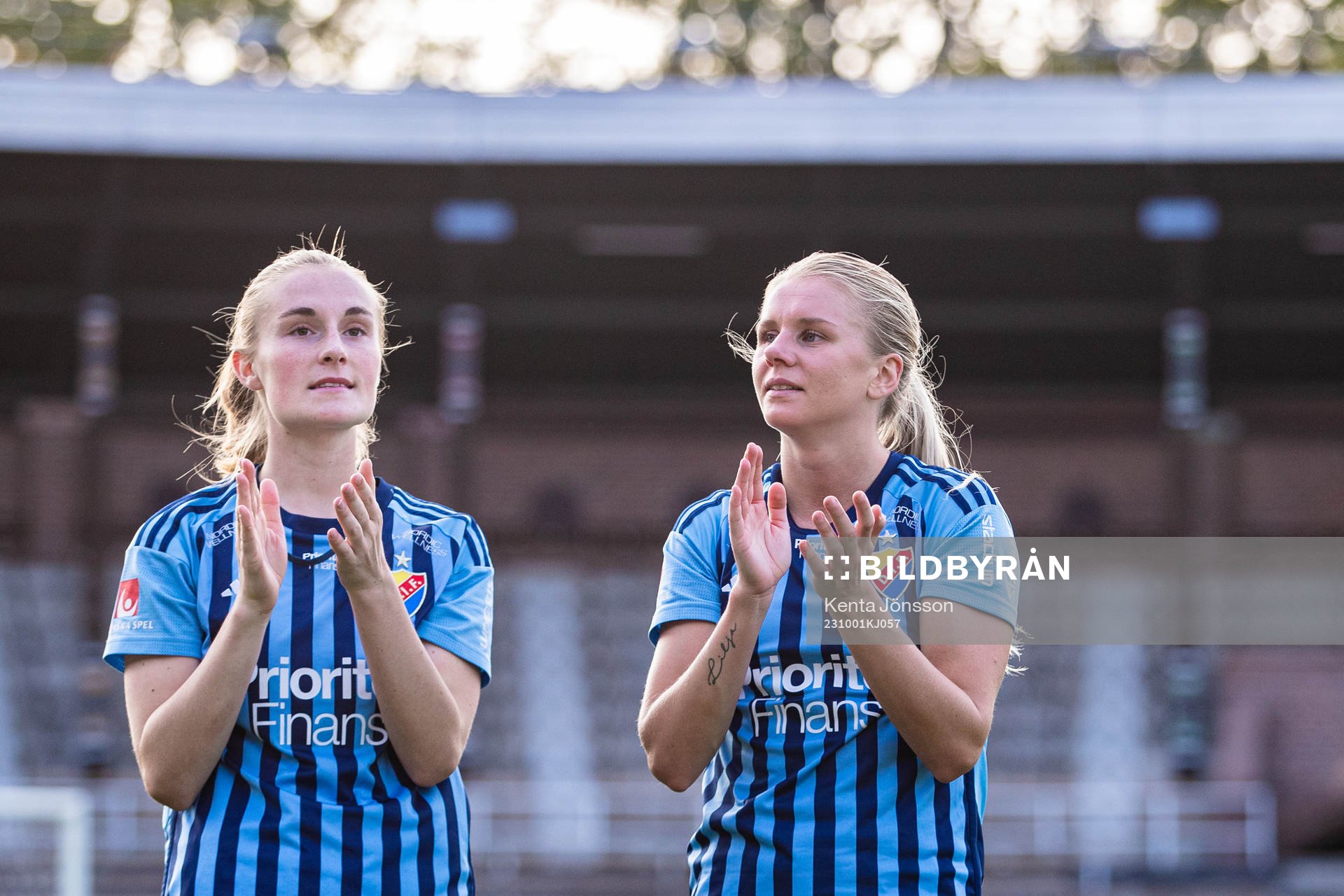 Djurgårdens Kamilla Lilhammer Karlsen och Nellie Lilja applåderar publiken efter fotbollsmatchen i Damallsvenskan mellan Djurgården och Kalmar den 1 oktober 2023 i Stockholm.