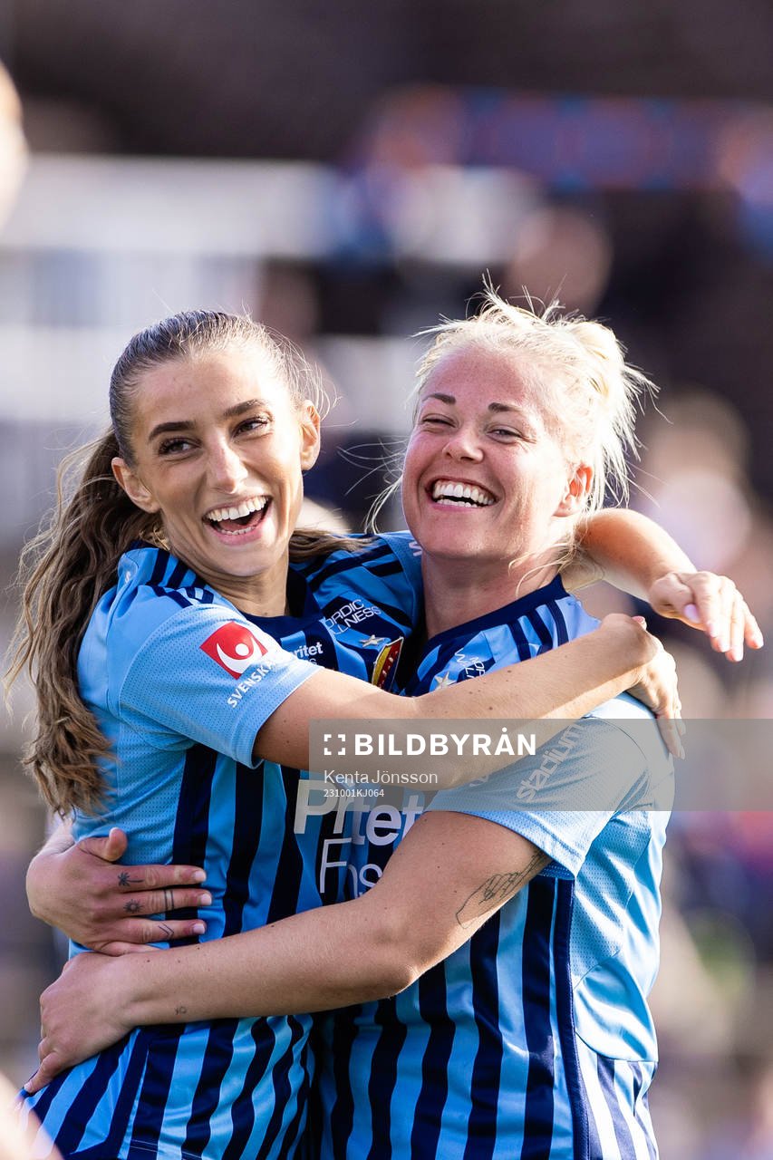 Djurgårdens Tilde Lindwall och Therese Åsland jublar