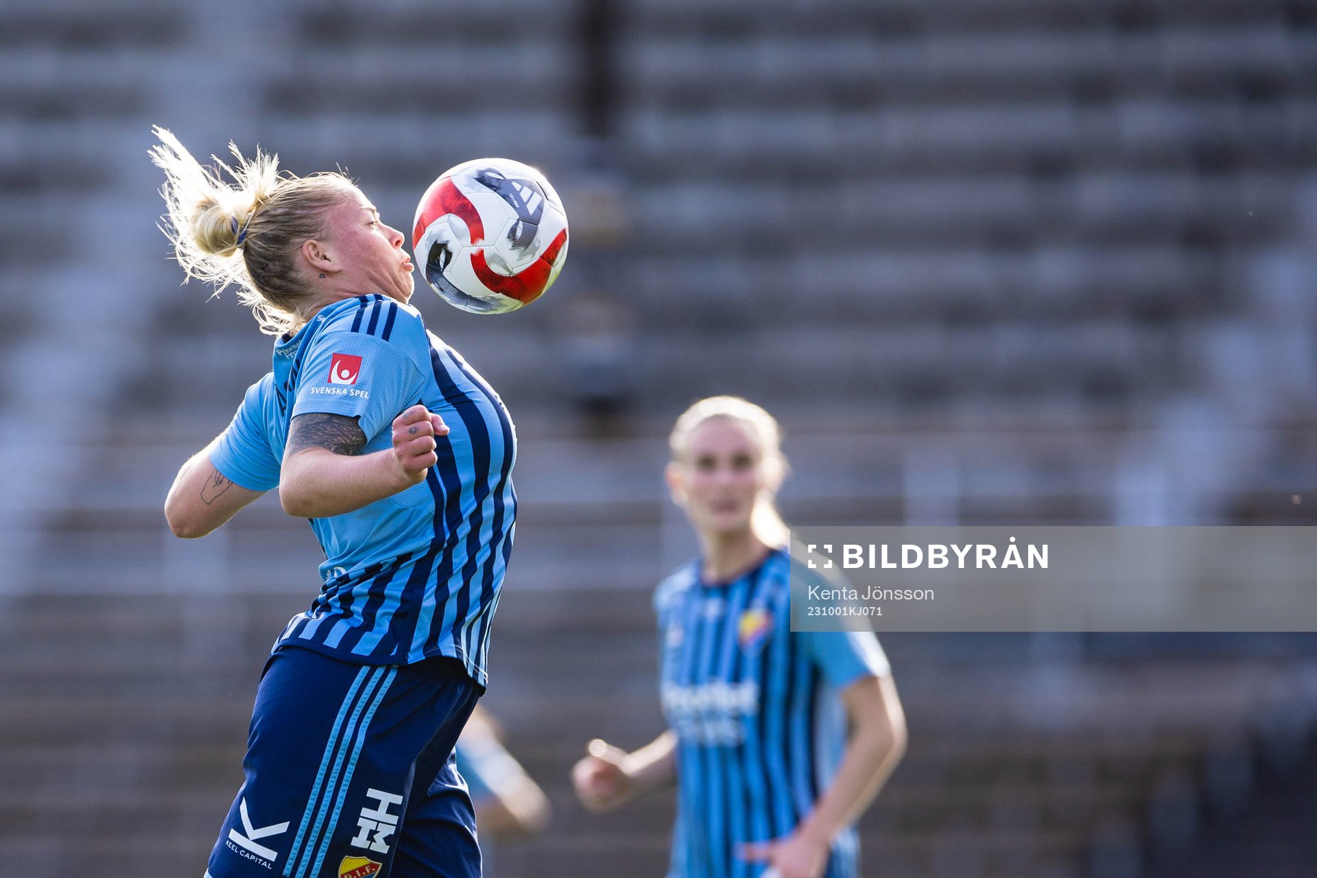 uDjurgårdens Therese Åsland nder fotbollsmatchen i