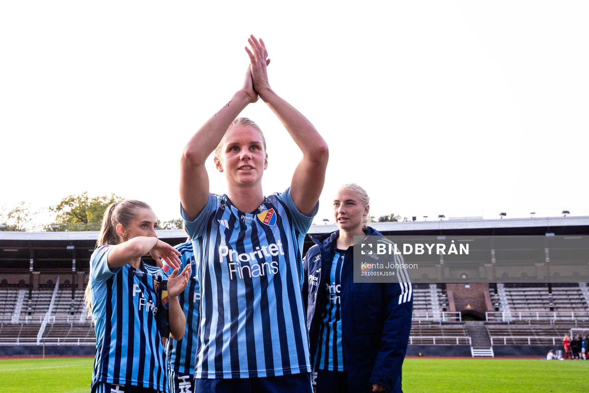Djurgårdens Nellie Lilja applåderar publiken under fotbollsmatchen i Damallsvenskan mellan Djurgården och Kalmar den 1 oktober 2023 i Stockholm.