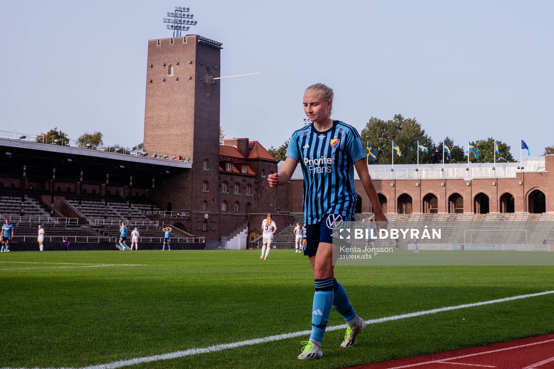 Djurgårdens Stinalisa Johansson lämnar planen efter att ha blivit utbytt under fotbollsmatchen i Damallsvenskan mellan Djurgården och Kalmar den 1 oktober 2023 i Stockholm.