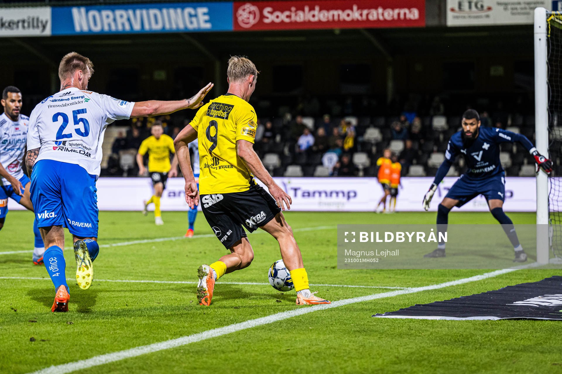 Värnamos Victor Eriksson och Mjällbys Max Fenger