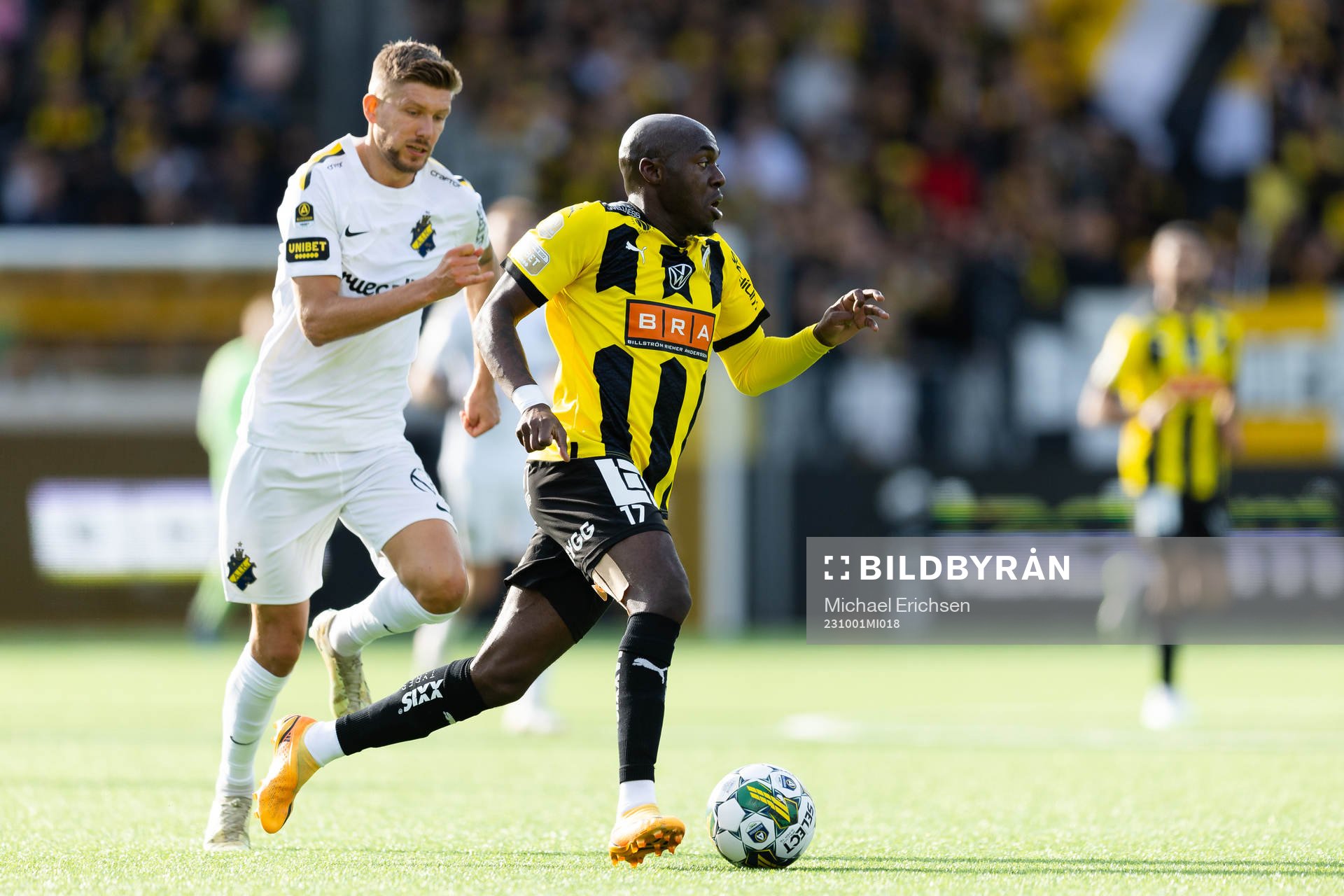 AIKs Anton Salétros och Häckens Edward Chilufya