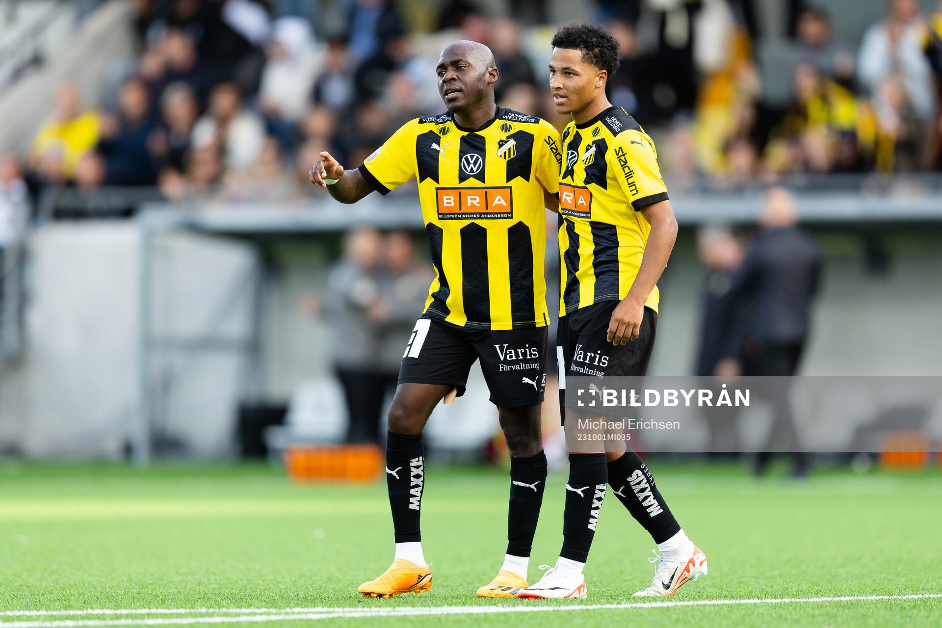 Häckens Edward Chilufya jublar ihop med Momodou Lamin Sonko