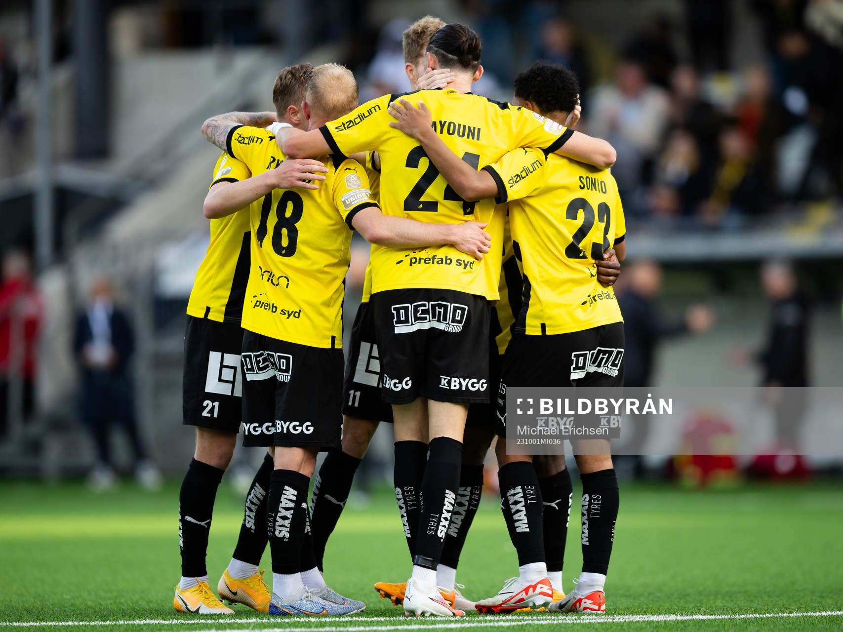 Häckens Edward Chilufya jublar ihop med lagkamrater efter 2-0 under fotbollsmatchen i Allsvenskan mellan Häcken och AIK den 1 oktober 2023 i Göteborg.