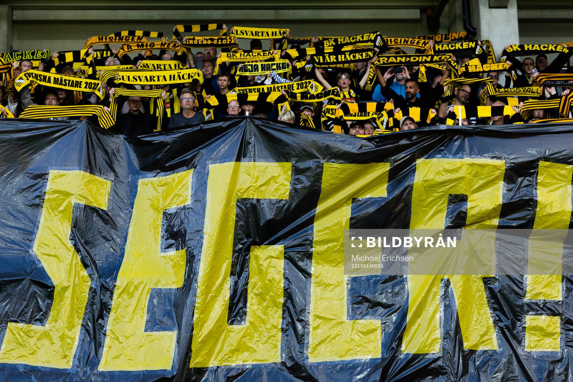 Häckens klack med ett tifo innan fotbollsmatchen i