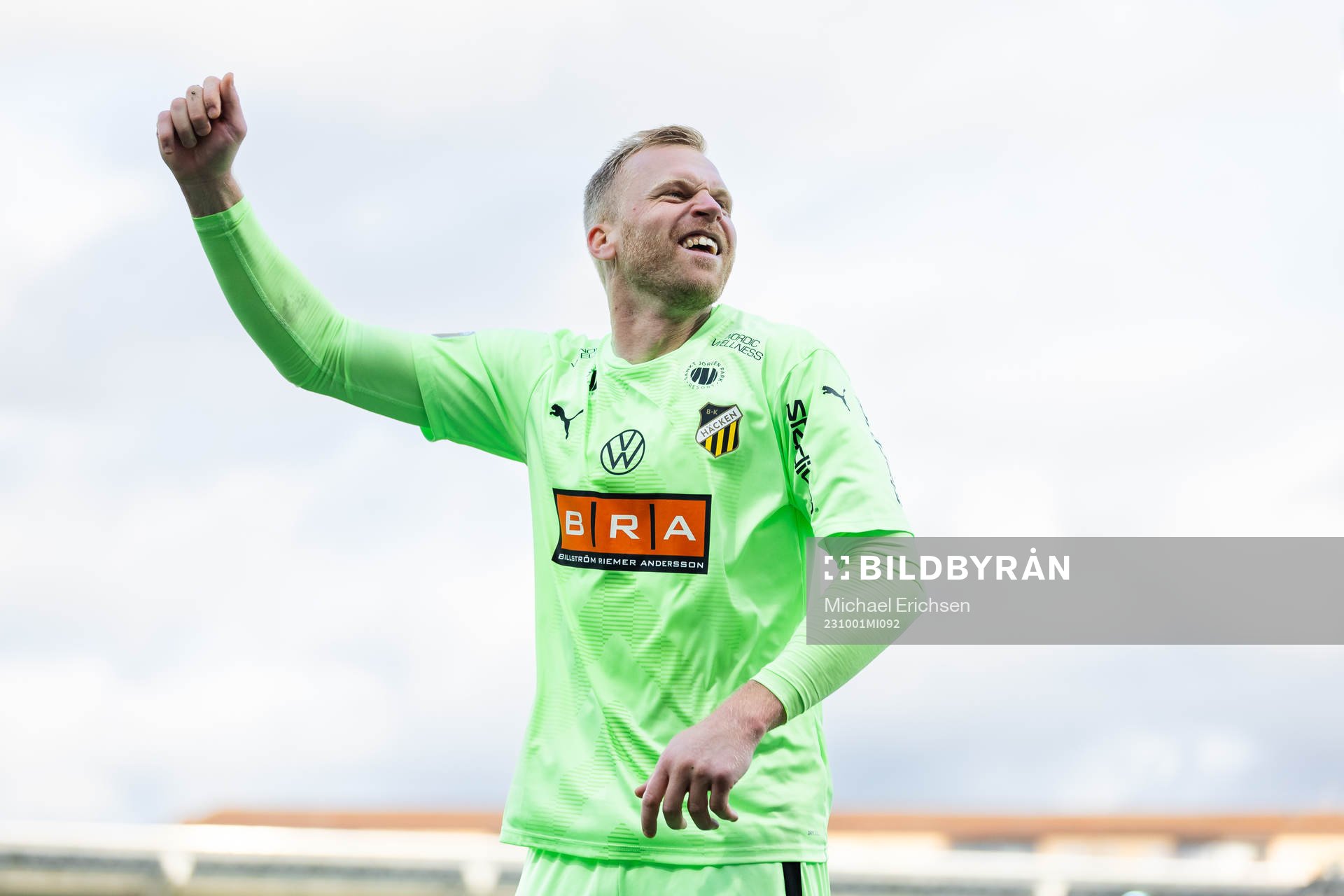 Häckens målvakt Peter Abrahamsson jublar efter fotbollsmatchen i Allsvenskan mellan Häcken och AIK den 1 oktober 2023 i Göteborg. 