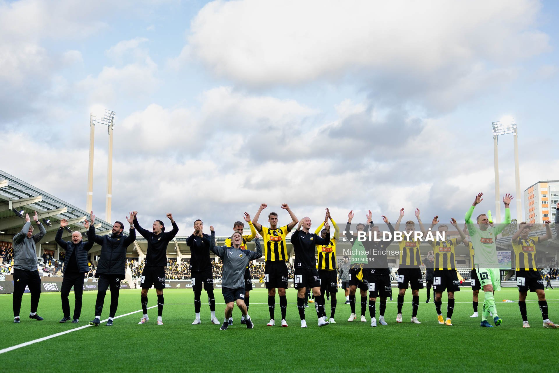 Häckens spelare och ledare jublar framför klacken