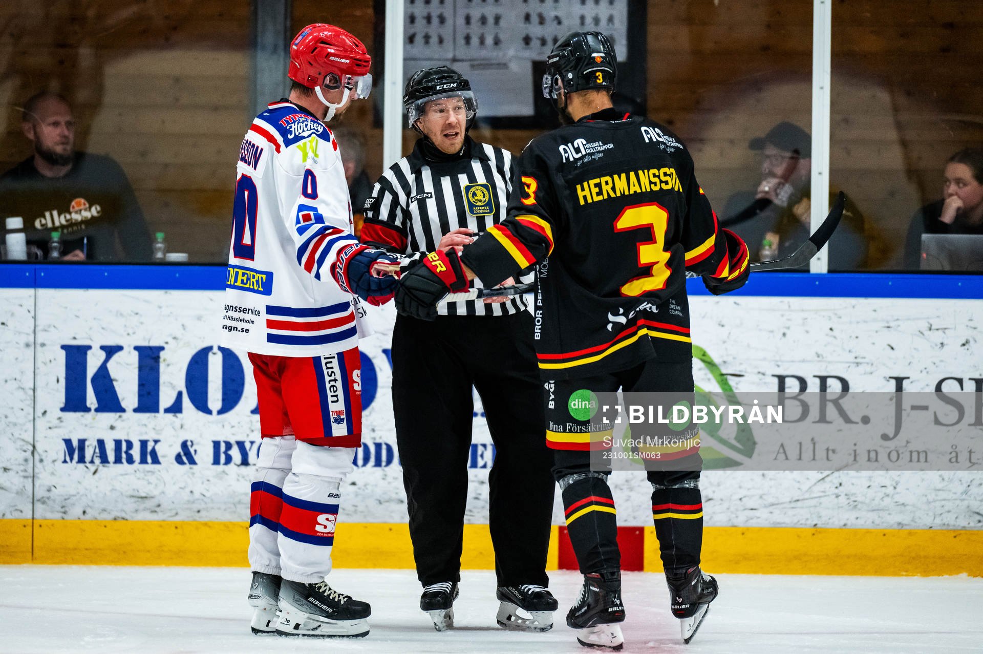 Domare Marcus Hejdesten samtalar med Tyringes Ludvig